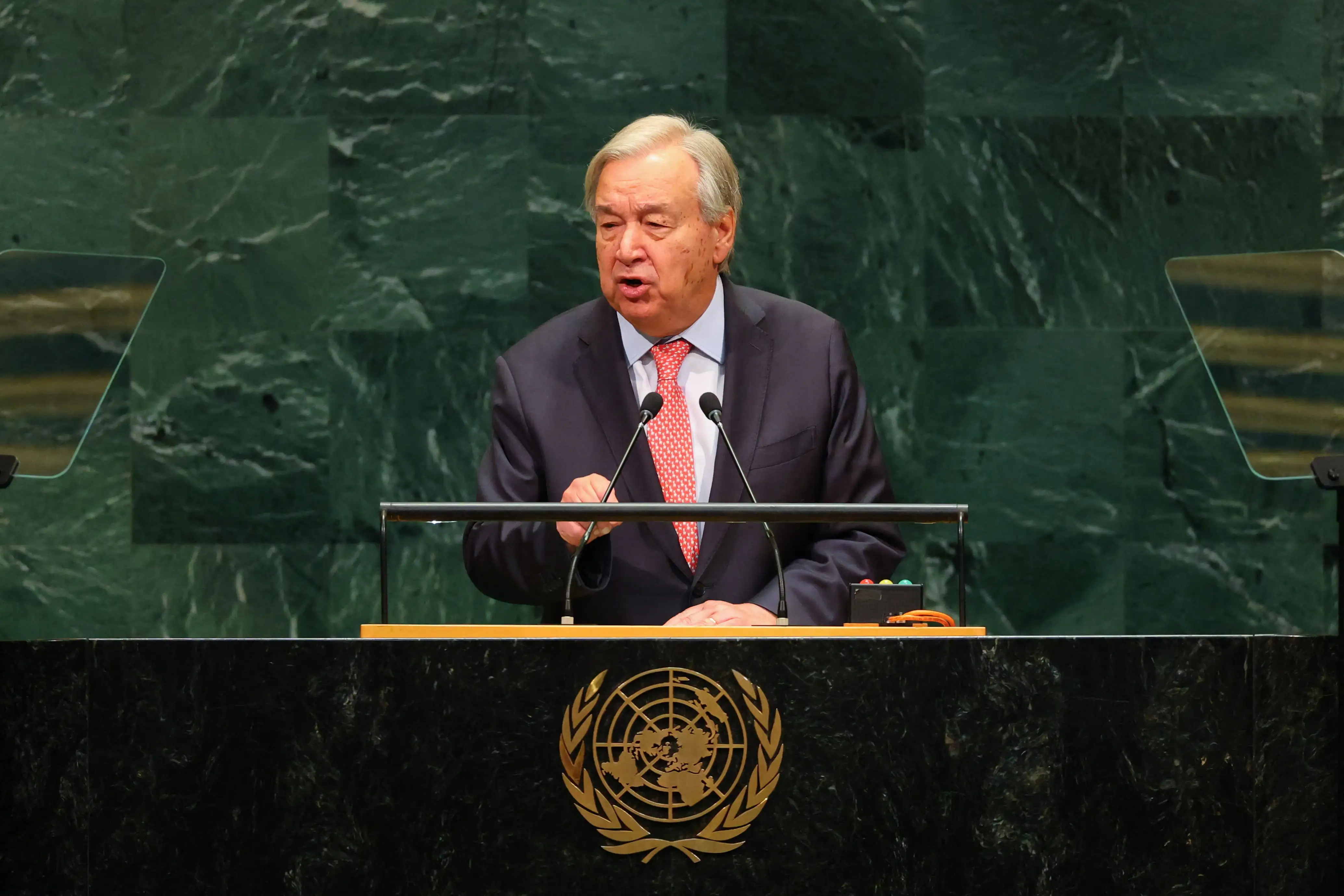 UN chief calls for AI curbs and end to wars in his last assembly address