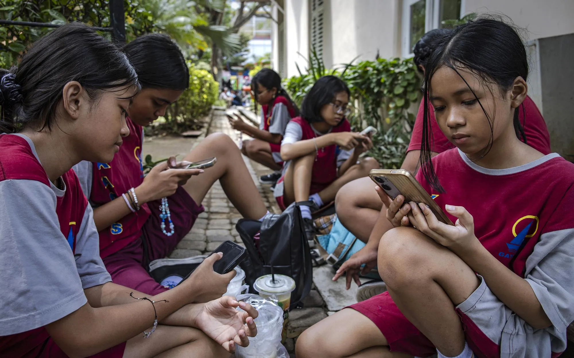 Countries Seek to Curb Social Media Addiction for Kids