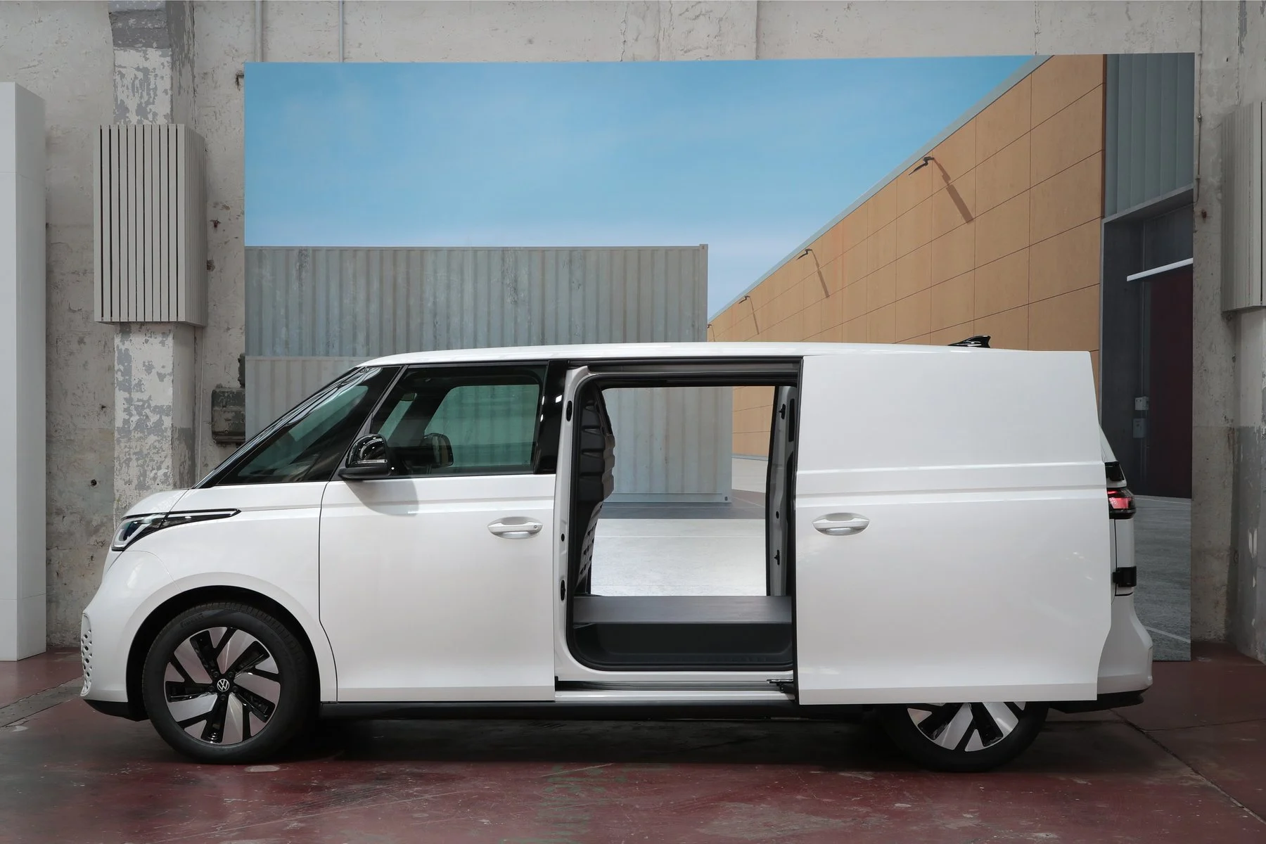 Volkswagen launches long-wheelbase version of the ID. Buzz Cargo for €48,490