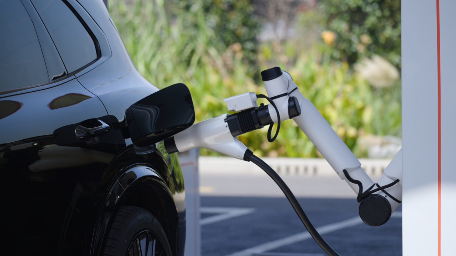 Geely takes on BYD with system charging EVs to 70% in 4.5 minutes