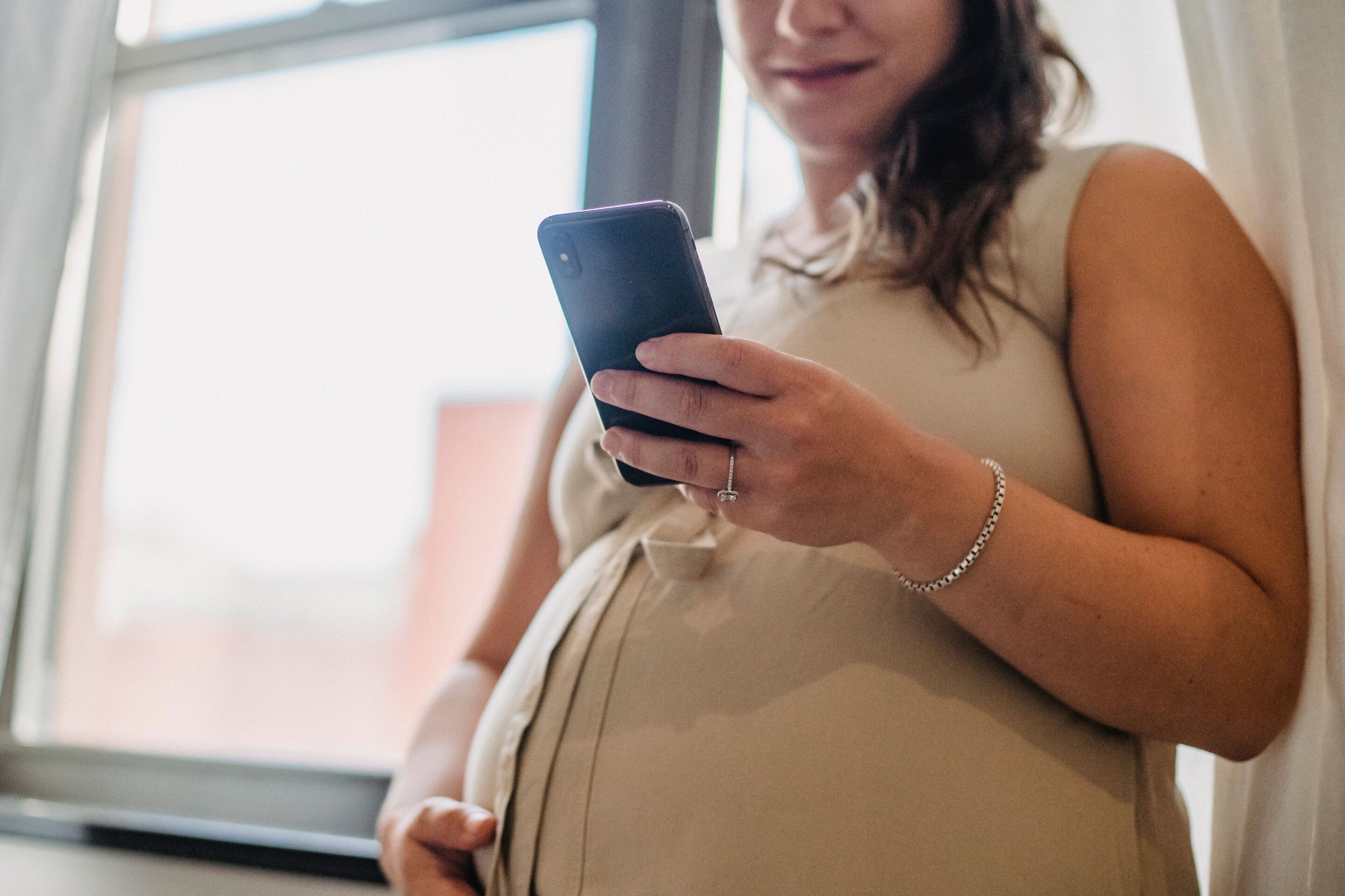 Study reviews potential health effects of mobile phone use during pregnancy