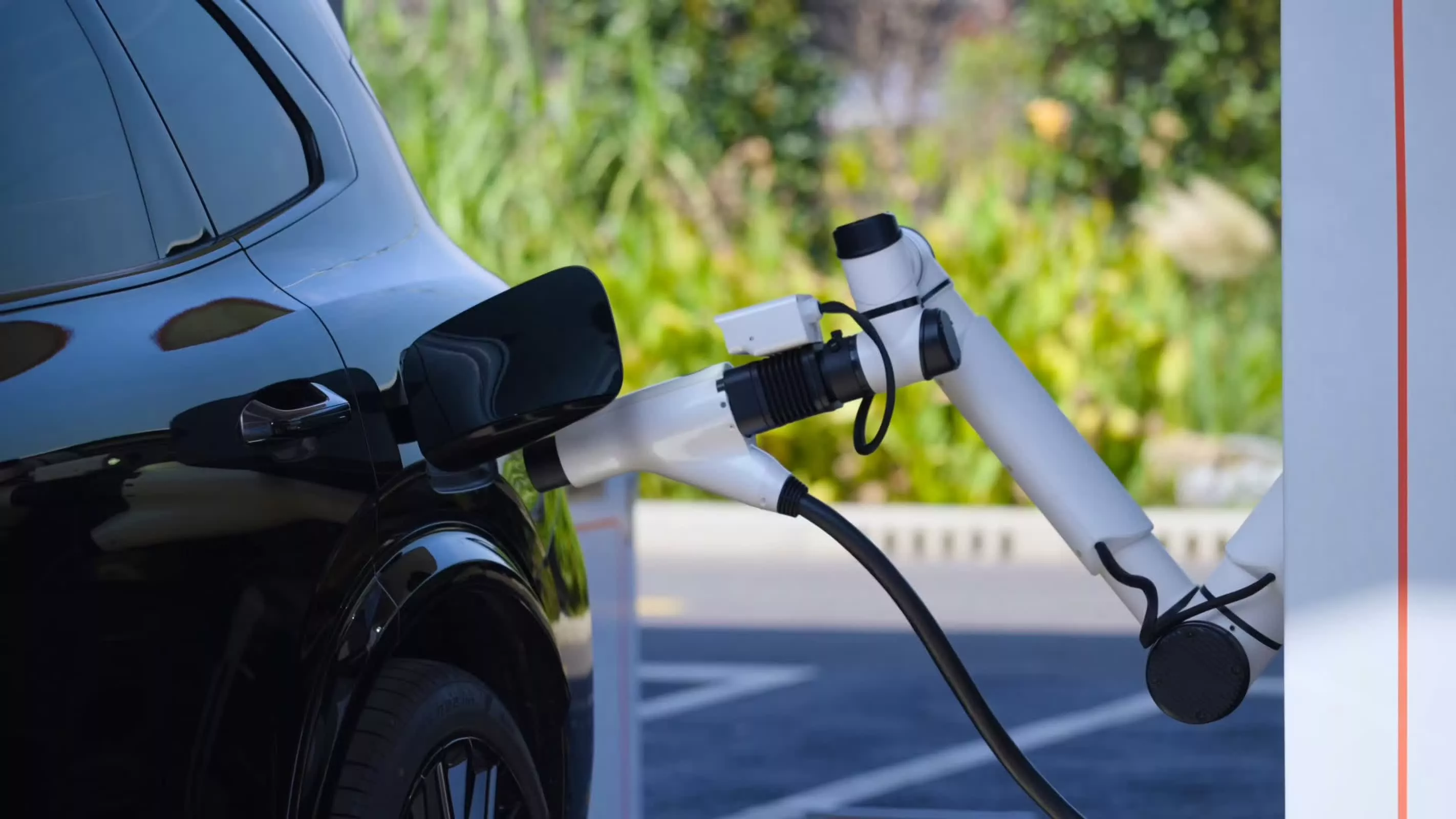 Geely's new charging system takes EVs from 10% to 70% in 4 minutes, 30 seconds