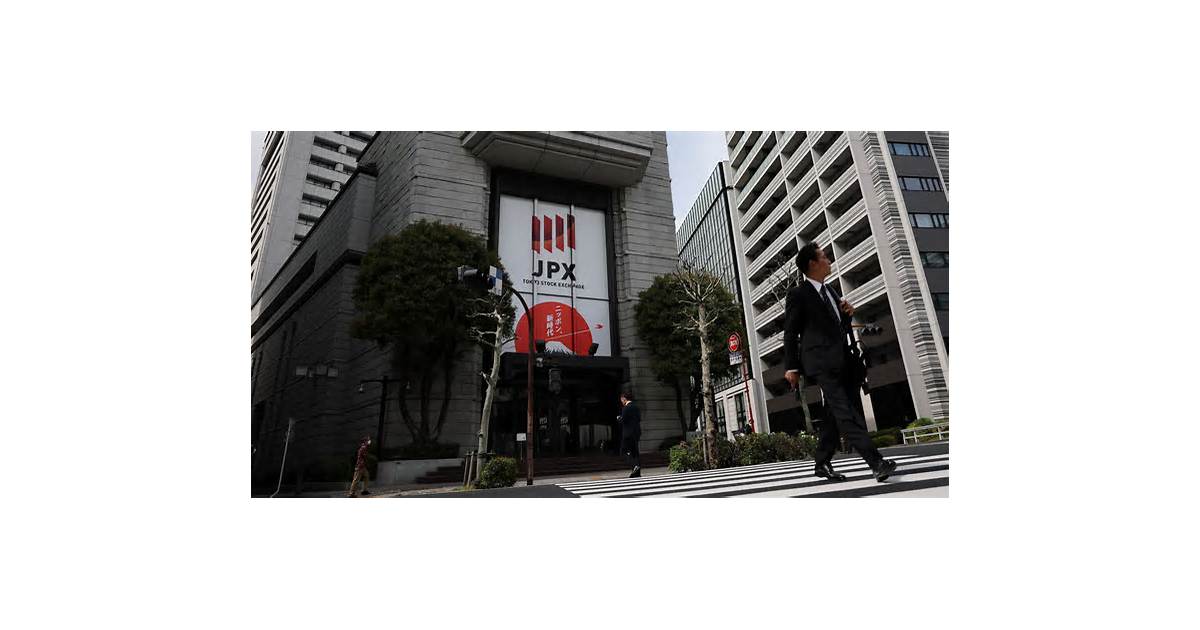 Asian stocks weather bond storm, oil retreats slightly