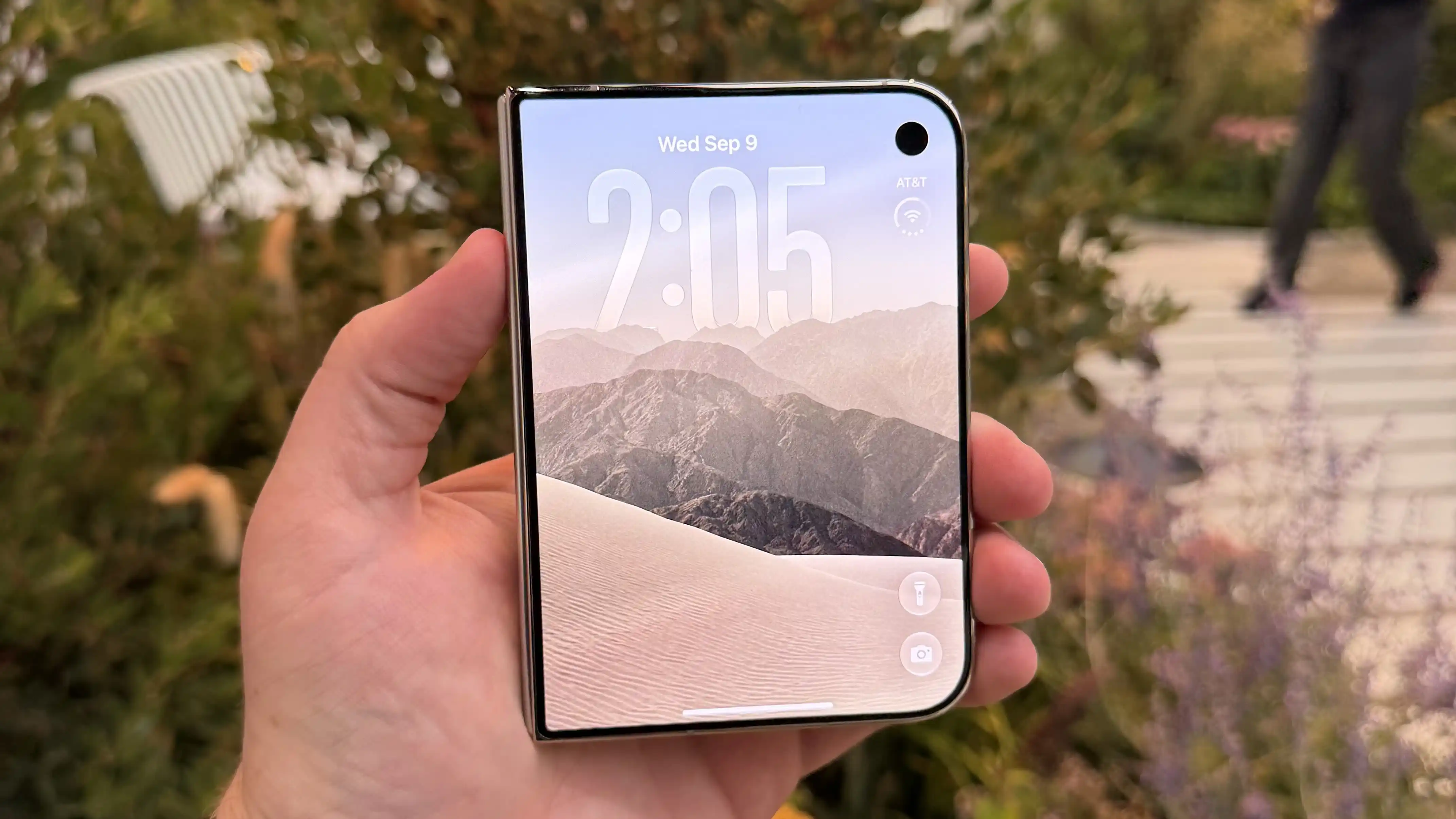 iPhone Duo video shows left-handed use for new model