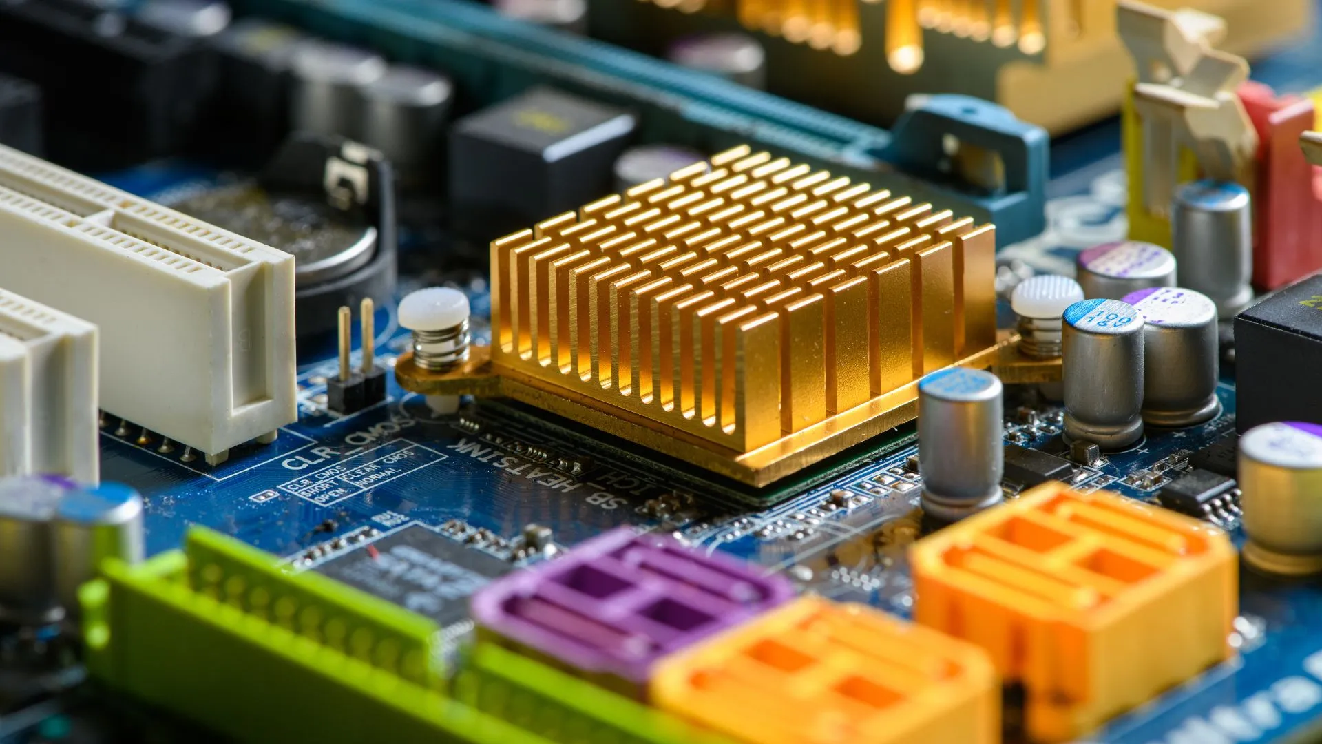 Hafnium oxide stays stable at 1,562°F, boosting future capacitors, memory and cooling
