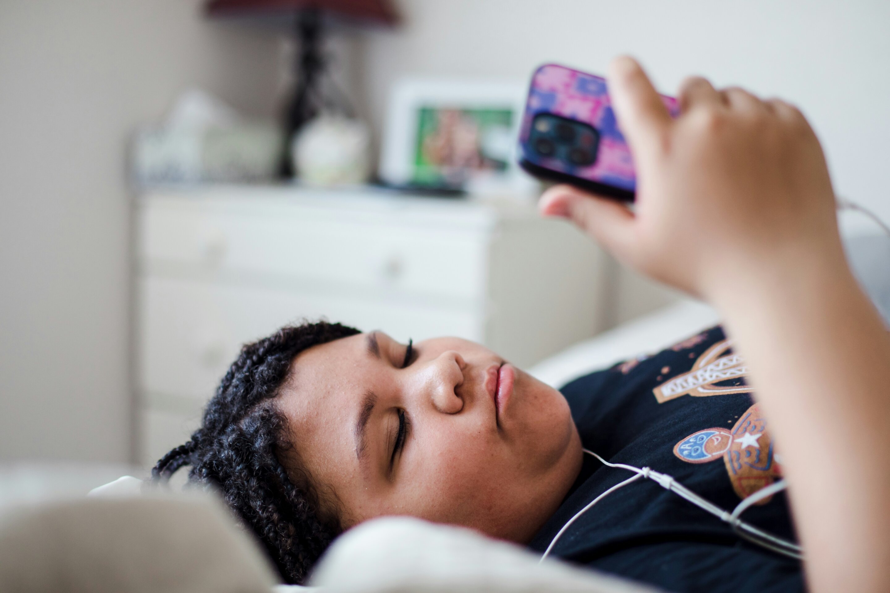 Digital media health risks warrant global action to protect young people, experts argue