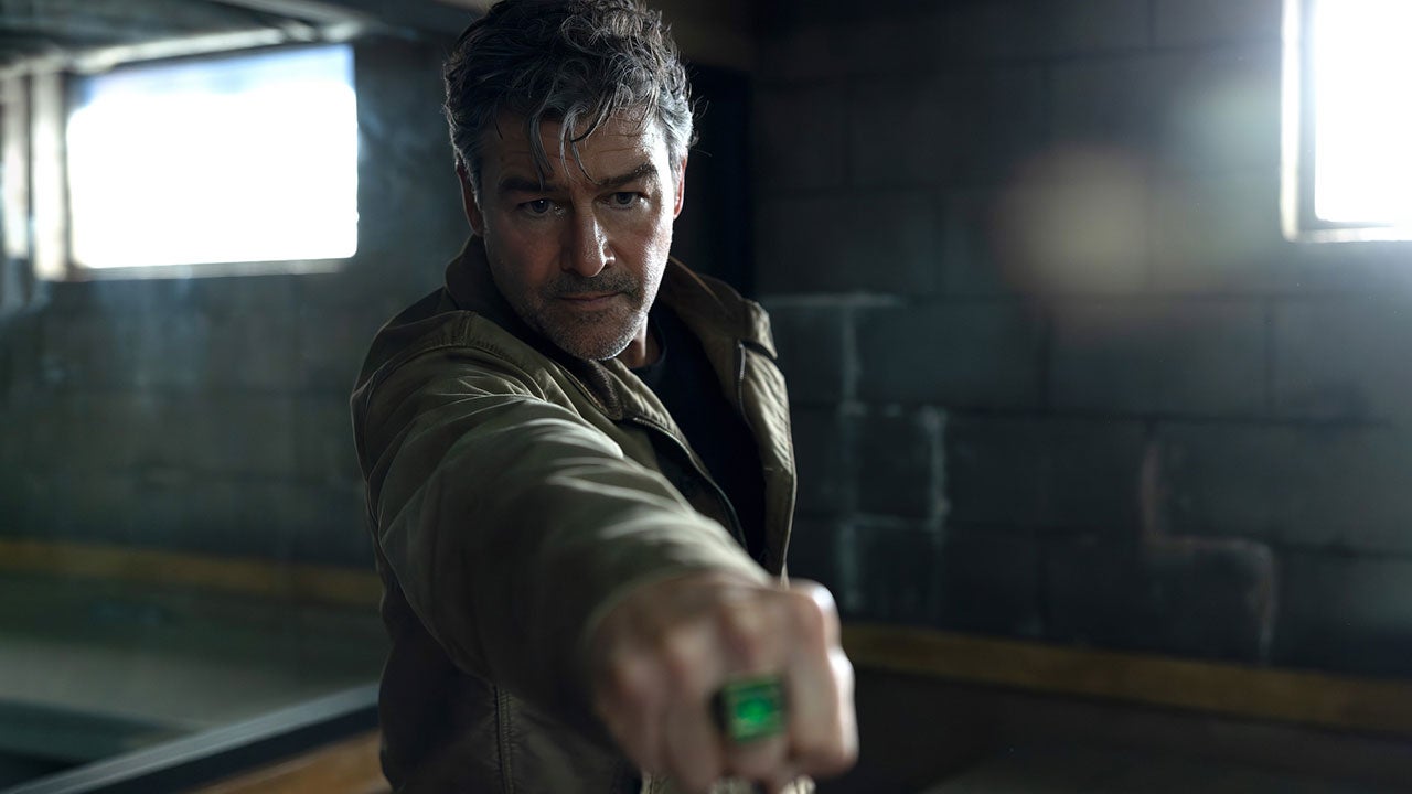 Lanterns Star Kyle Chandler's Hal Jordan Is a Superhero Casting That Rivals Robert Downey Jr.'s Iron Man, Fans Say
