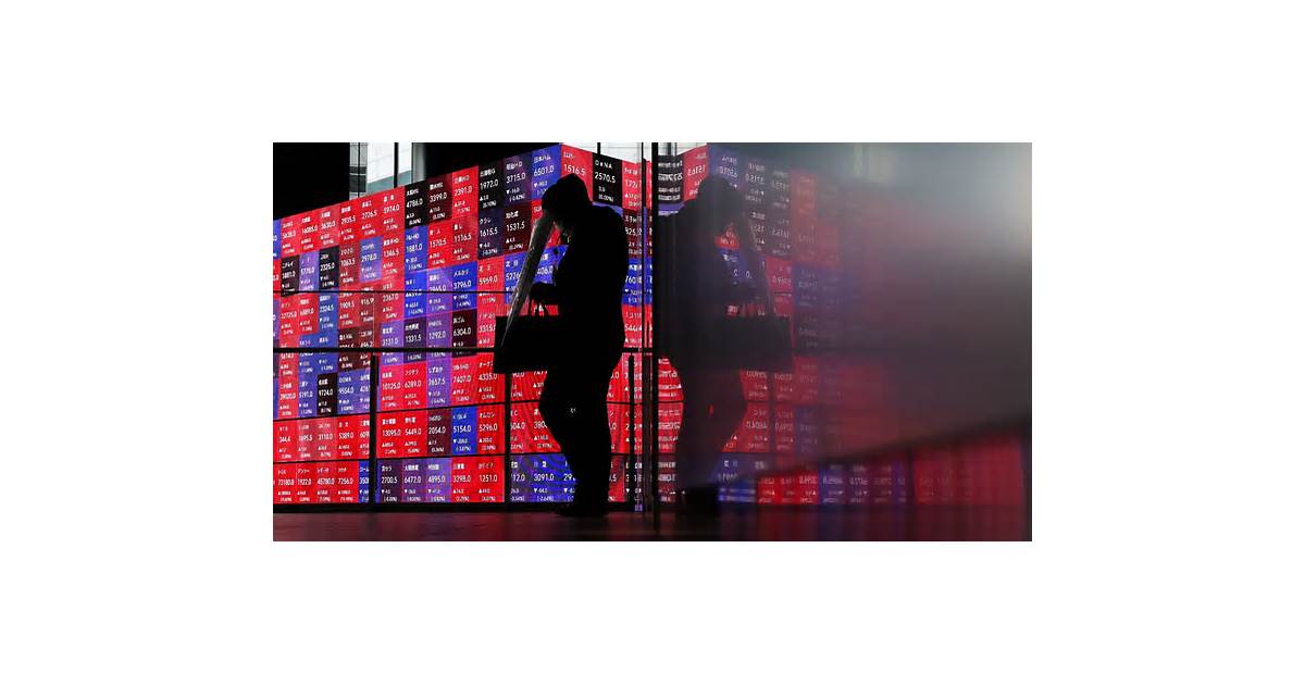 Euro slides on France worries; Fed pause hopes support stocks