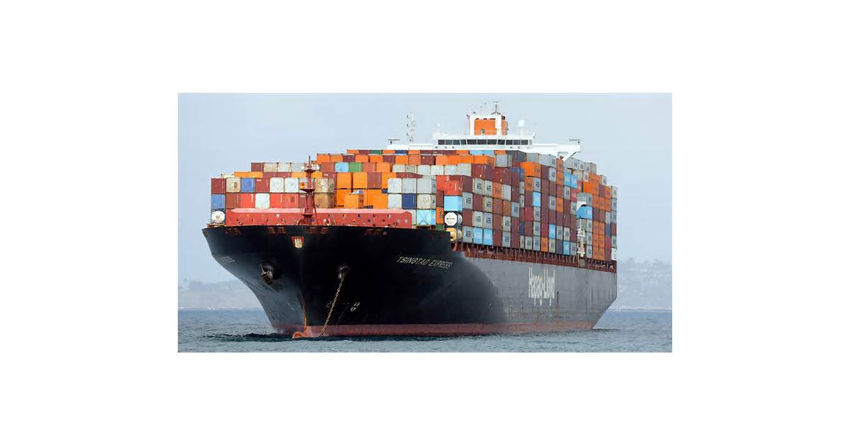 US trade deficit widens in August amid strong imports