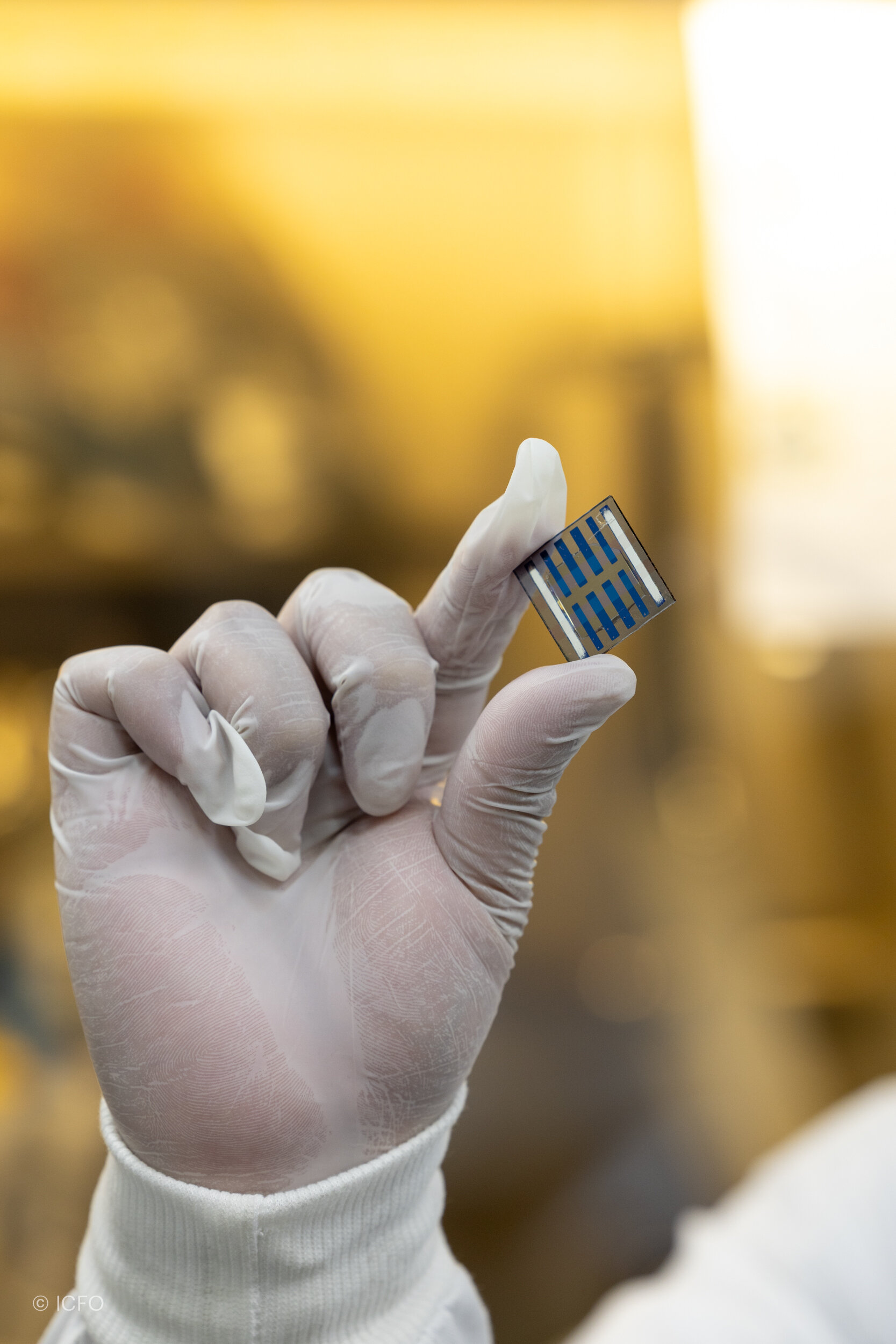 Solar cells gain efficiency by emitting light in fewer directions