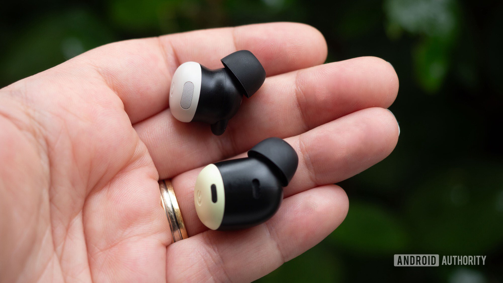 Google sounds really excited about ‘massive’ feature update hitting Pixel Buds right now