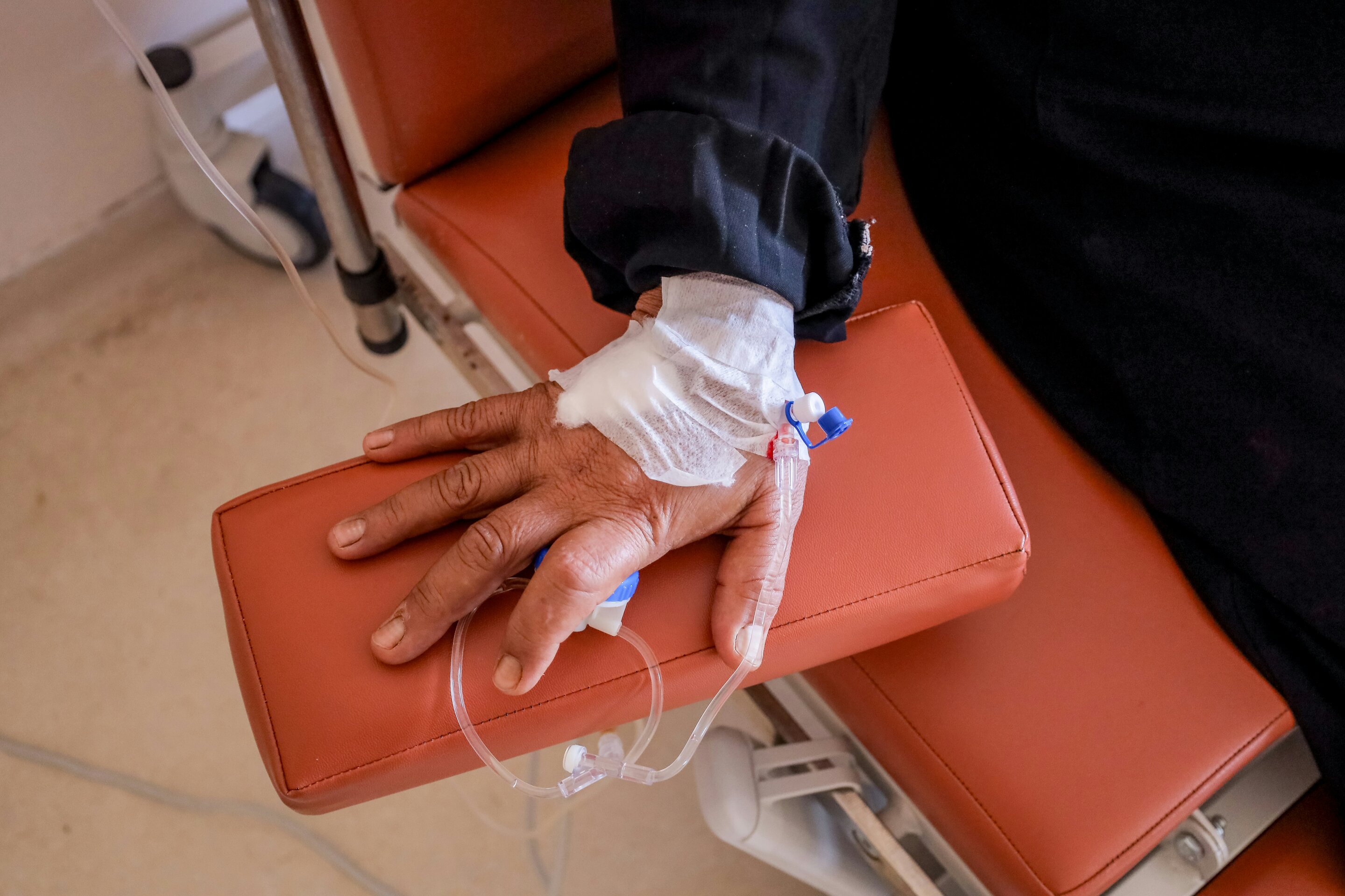 Mitochondrial DNA levels reveal links to tumor growth and chemotherapy-related gene activity