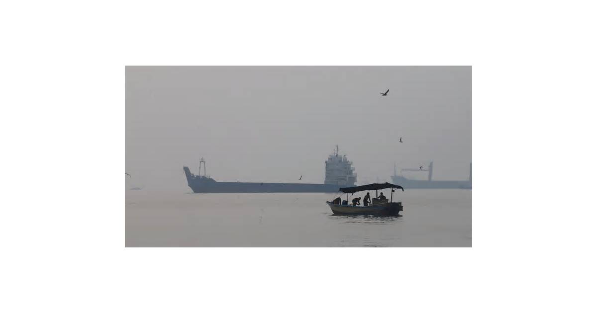 Attacks on tankers in Hormuz hit highest of any week since start of Iran war, sources say
