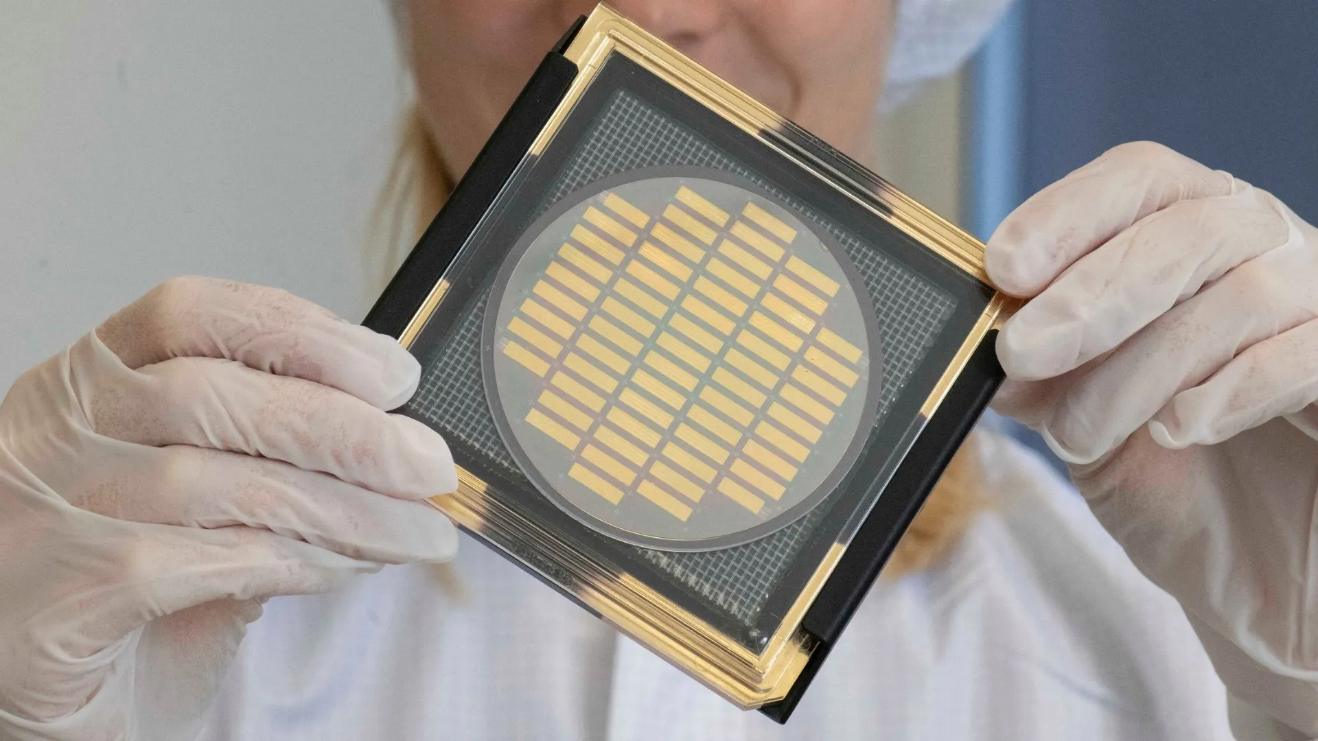 Silicon photonic chips gain multiple light functions with ultrathin crystal films