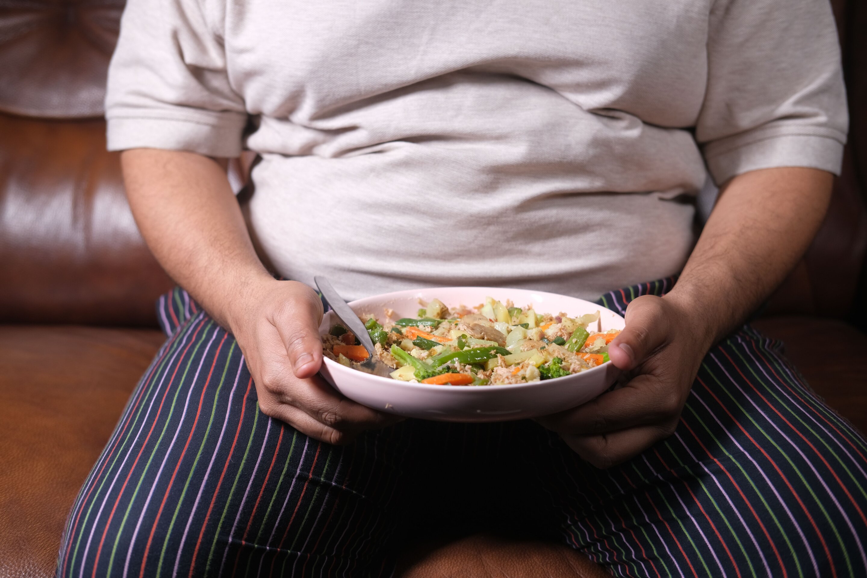 Life-course clinical obesity linked to signs of brain health changes in midlife