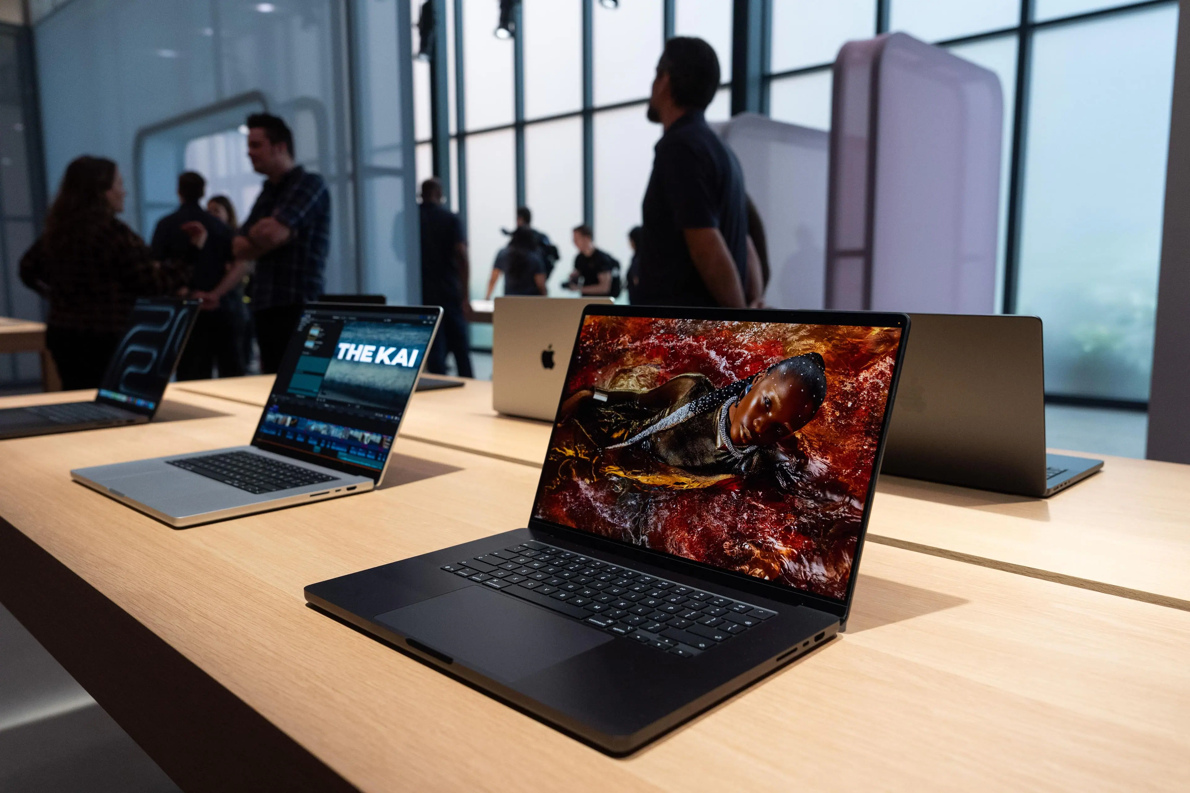 Apple set to launch touch-screen MacBook, new iPad mini in late October