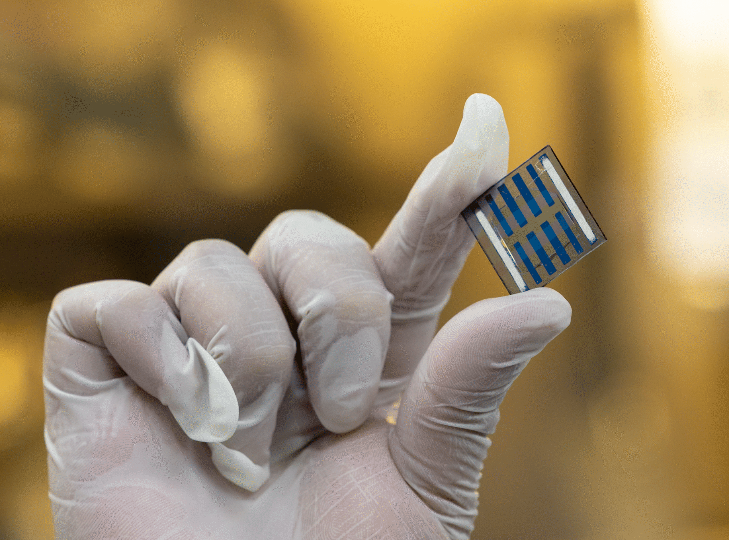 Spanish researchers reduce losses in organic solar cells by restricting emission angle