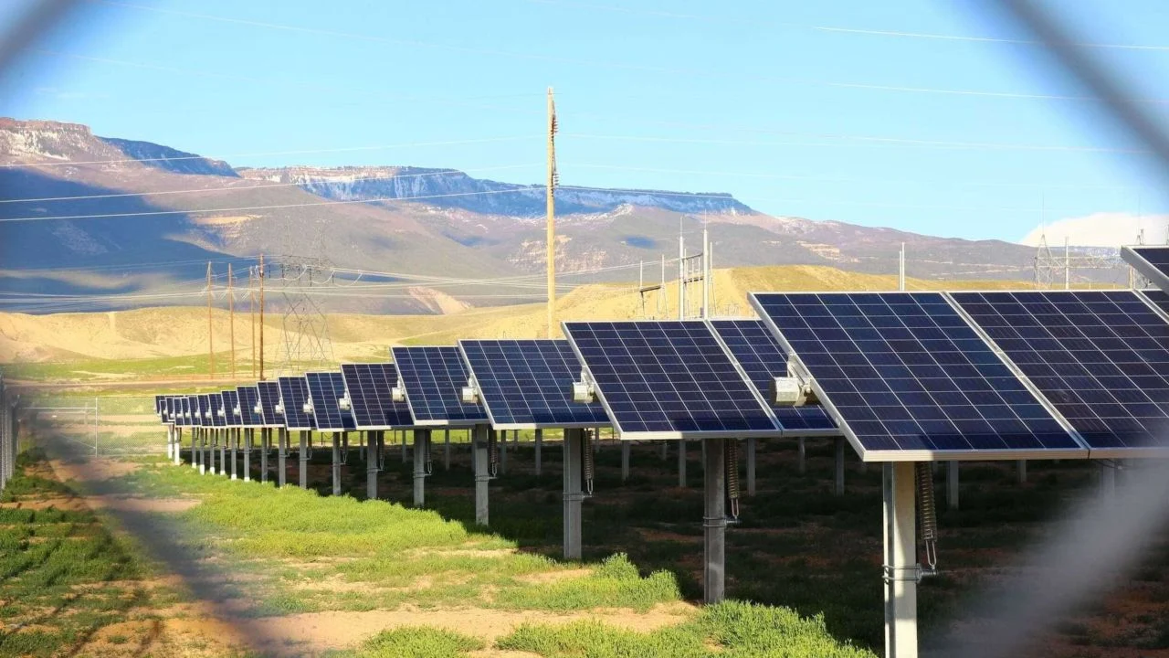 Institutional equity funds community solar projects for Pivot Energy and Generate Capital