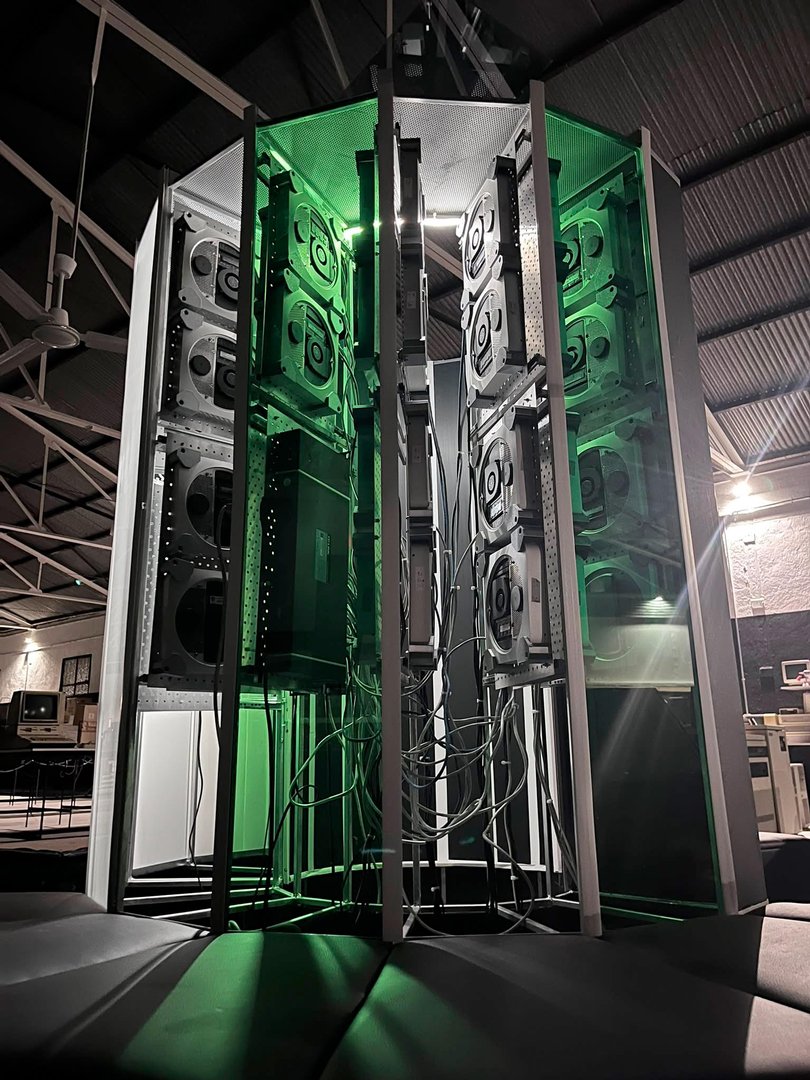 A Cray-1 supercomputer replica from 30 "obsolete" Mac Minis