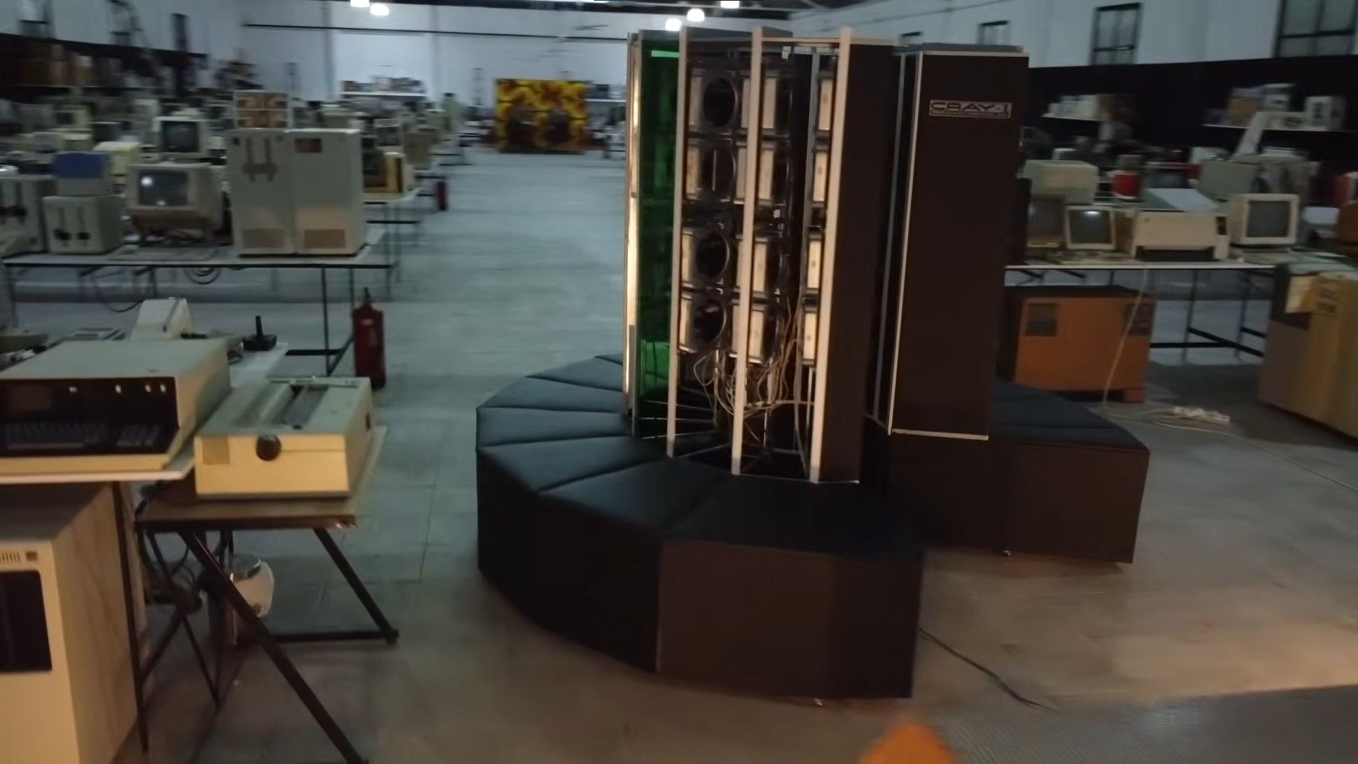 Working Cray-1 supercomputer replica packs 30 vintage Mac Minis and 1.5 TFLOPS