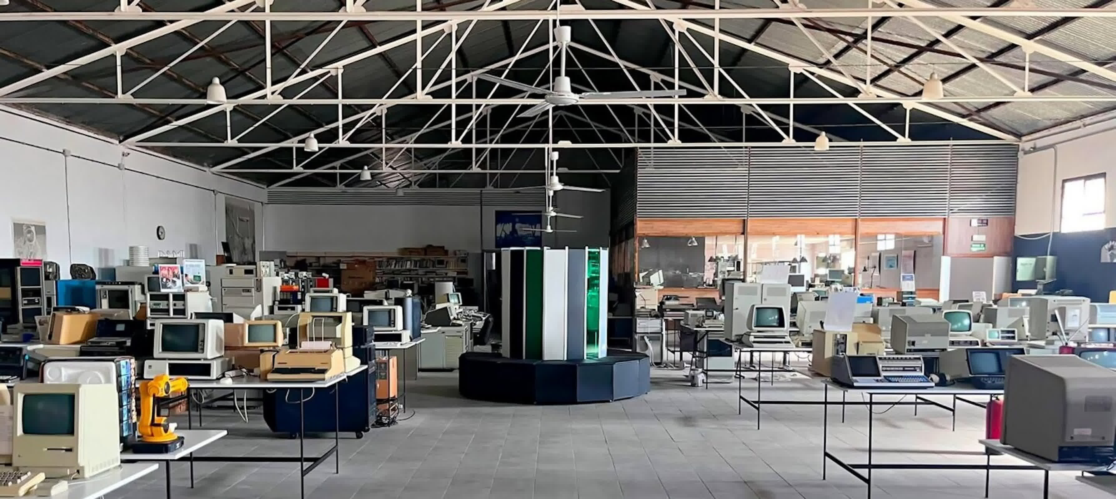 A Spanish museum built a Cray-1 replica powered by 30 old Mac minis