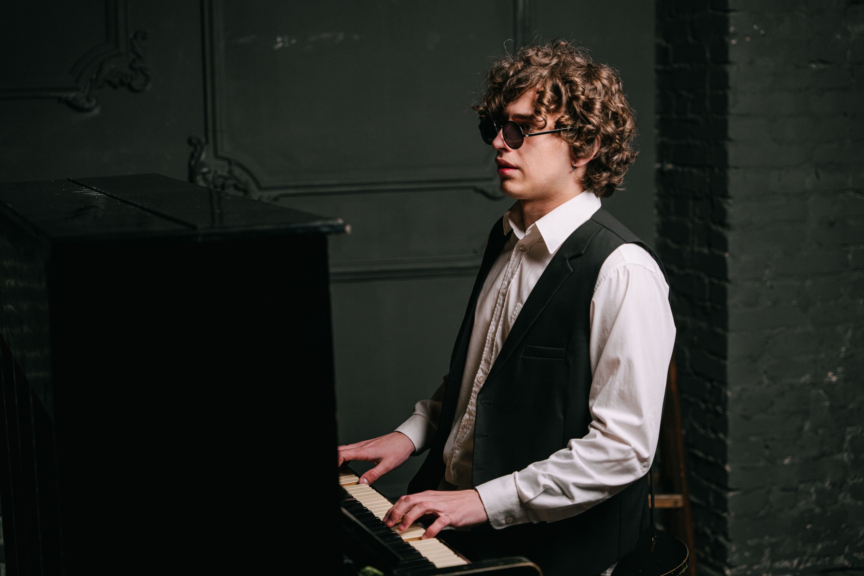 Blind people and experienced musicians distinguish pitches better, with less brain noise