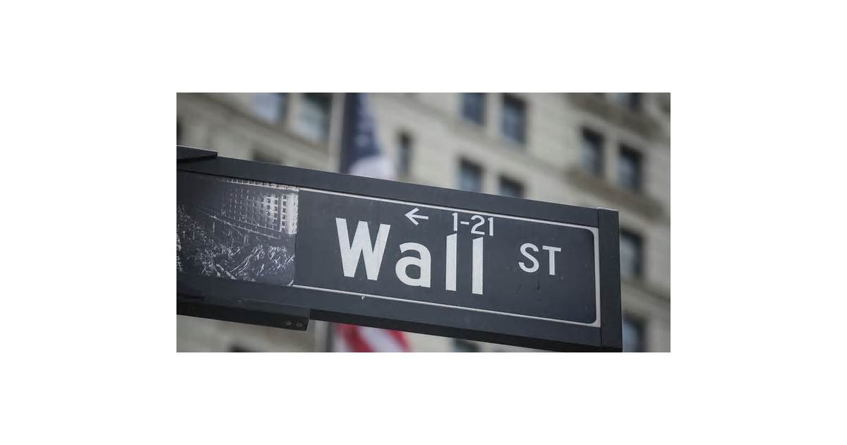 Bond Traders Eclipsed by Equities in a Wall Street Reversal