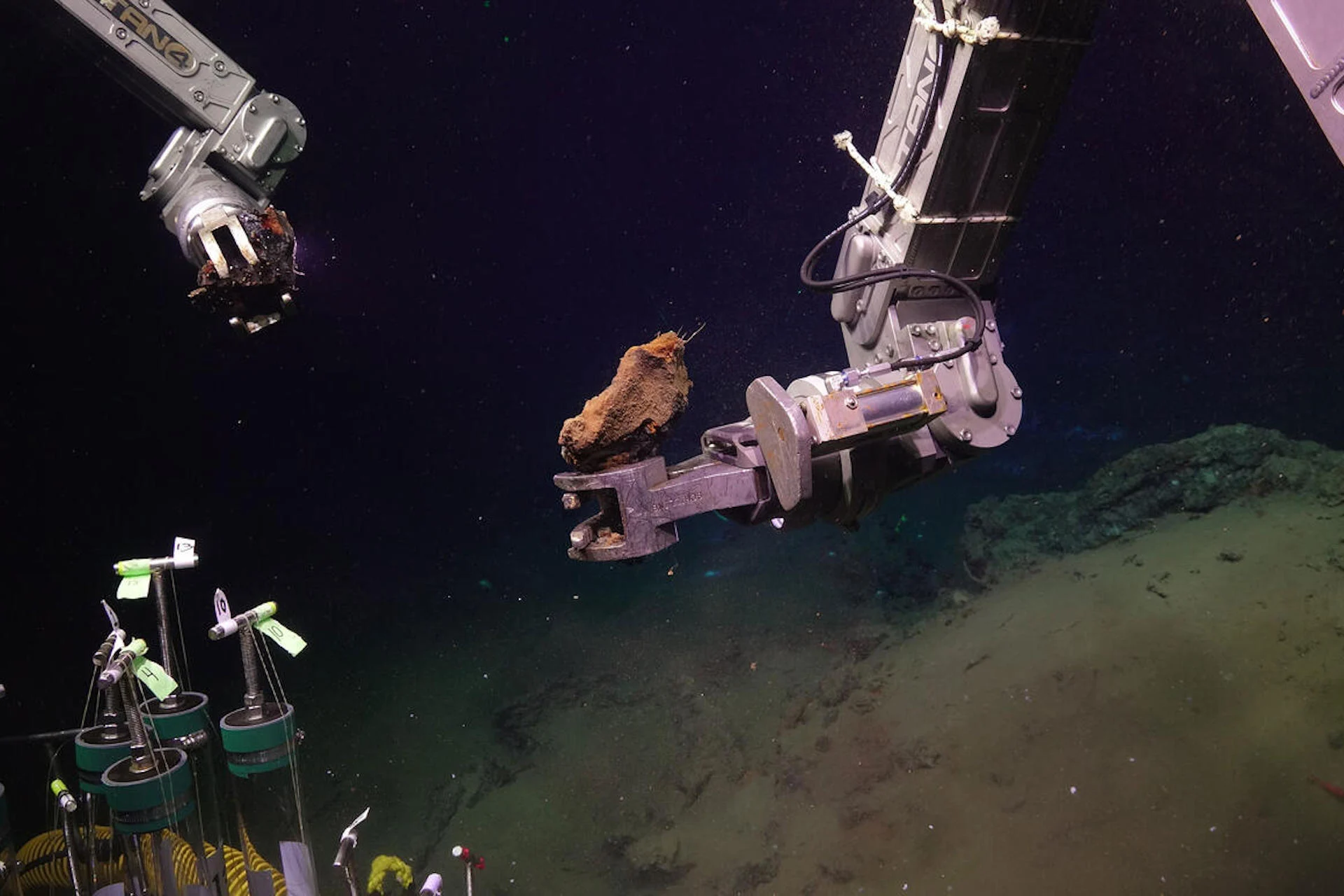 Deep-Sea Rocks Spontaneously Combusted After Scientists Brought Them to the Surface