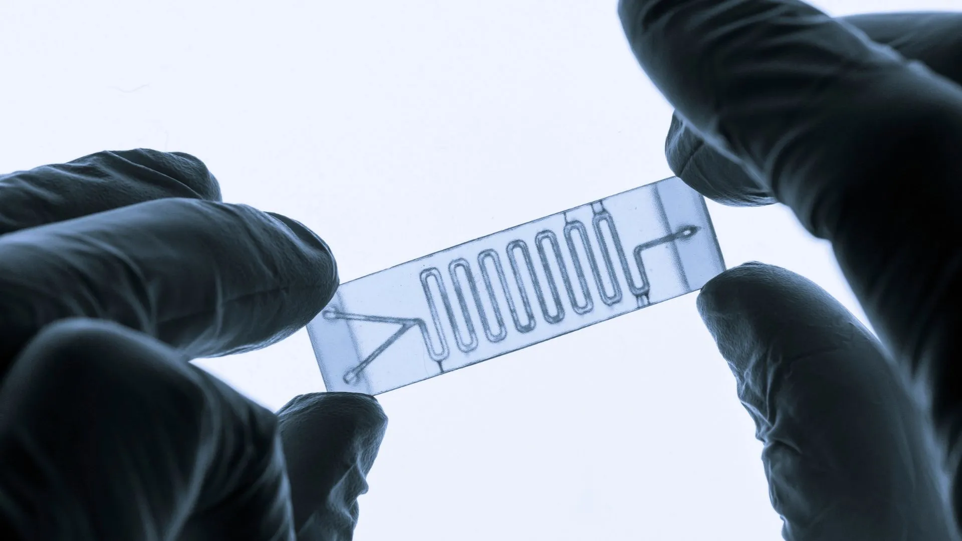Tiny chip stores memories in flowing water without conventional electronics