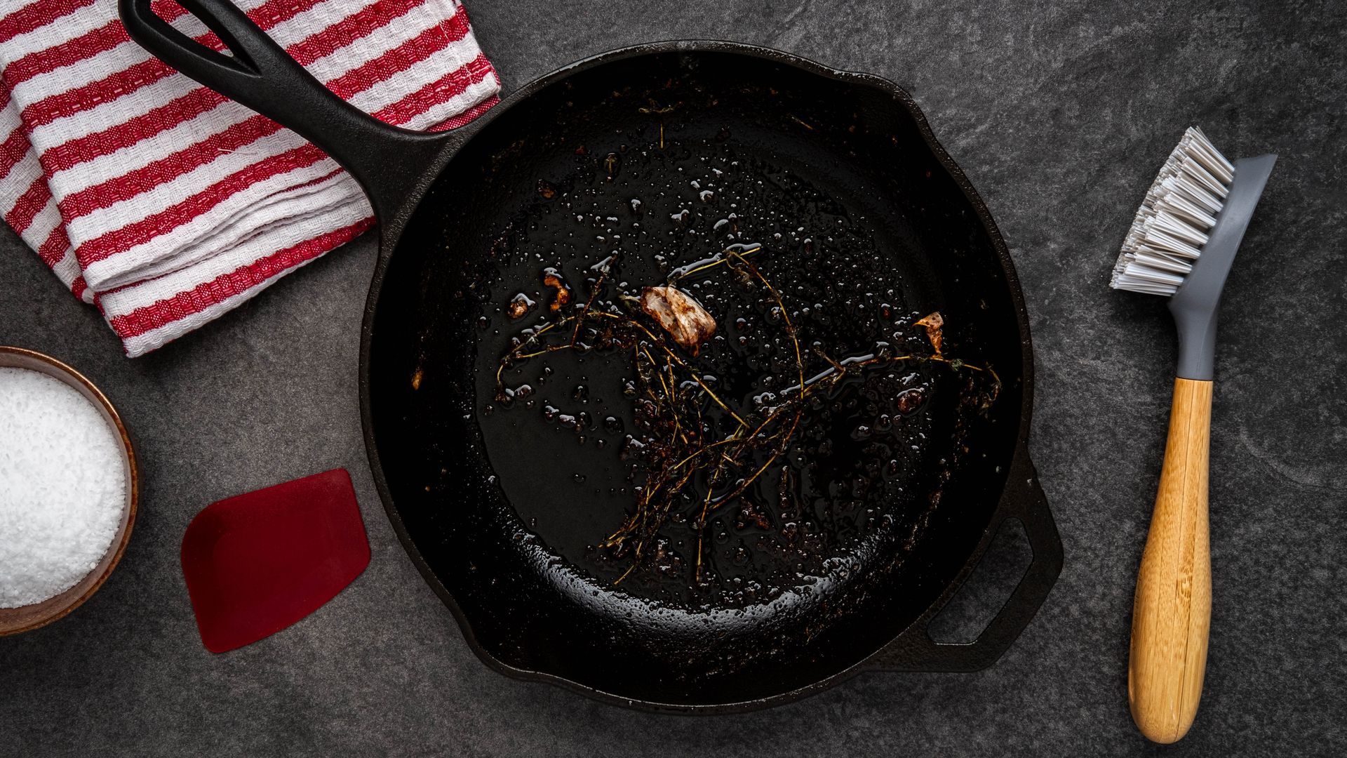 I’ve just found a clever way to remove burnt food on cast iron in seconds — without scratching it