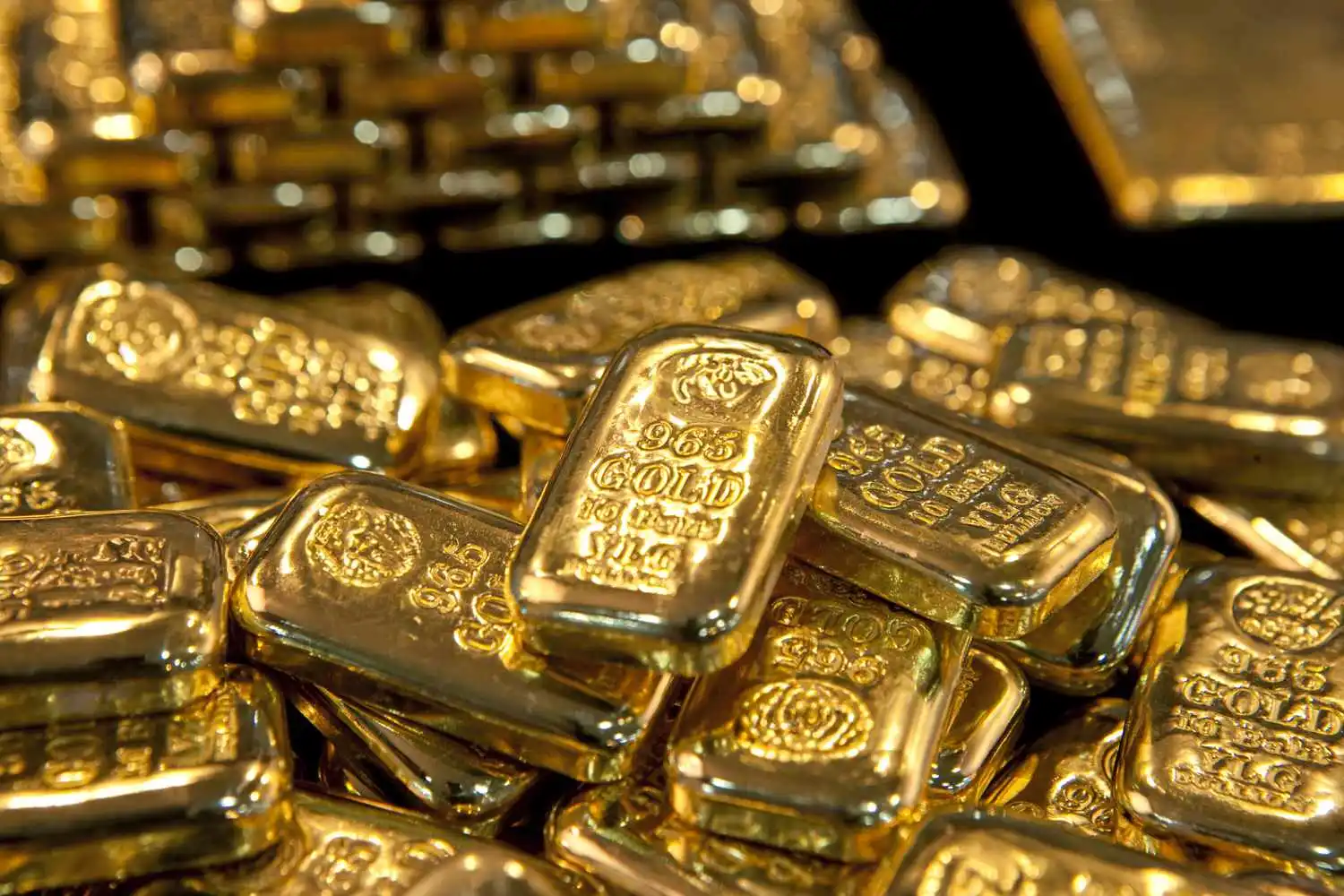 Vietnam Gold Prices Slip as SJC Bars Fall to VND143.3 Million