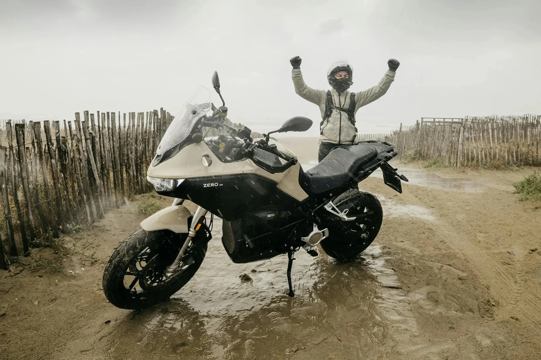 Electric motorcycle breaks world record with 436.5 kms without stopping