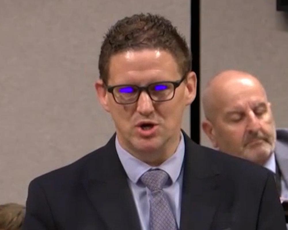 Reform UK politician appears to use smart glasses as teleprompter during Senedd debate – video