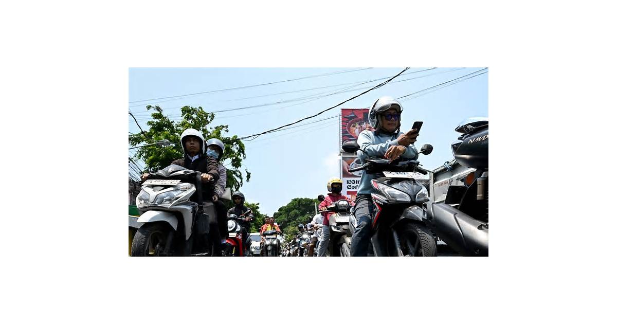 Bali Motorists Line Up as Fuel Shortages Hit Parts of Indonesia