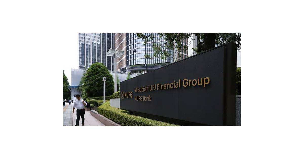 MUFG Wades Back Into Japanese Bonds With Eye on Policy Risks