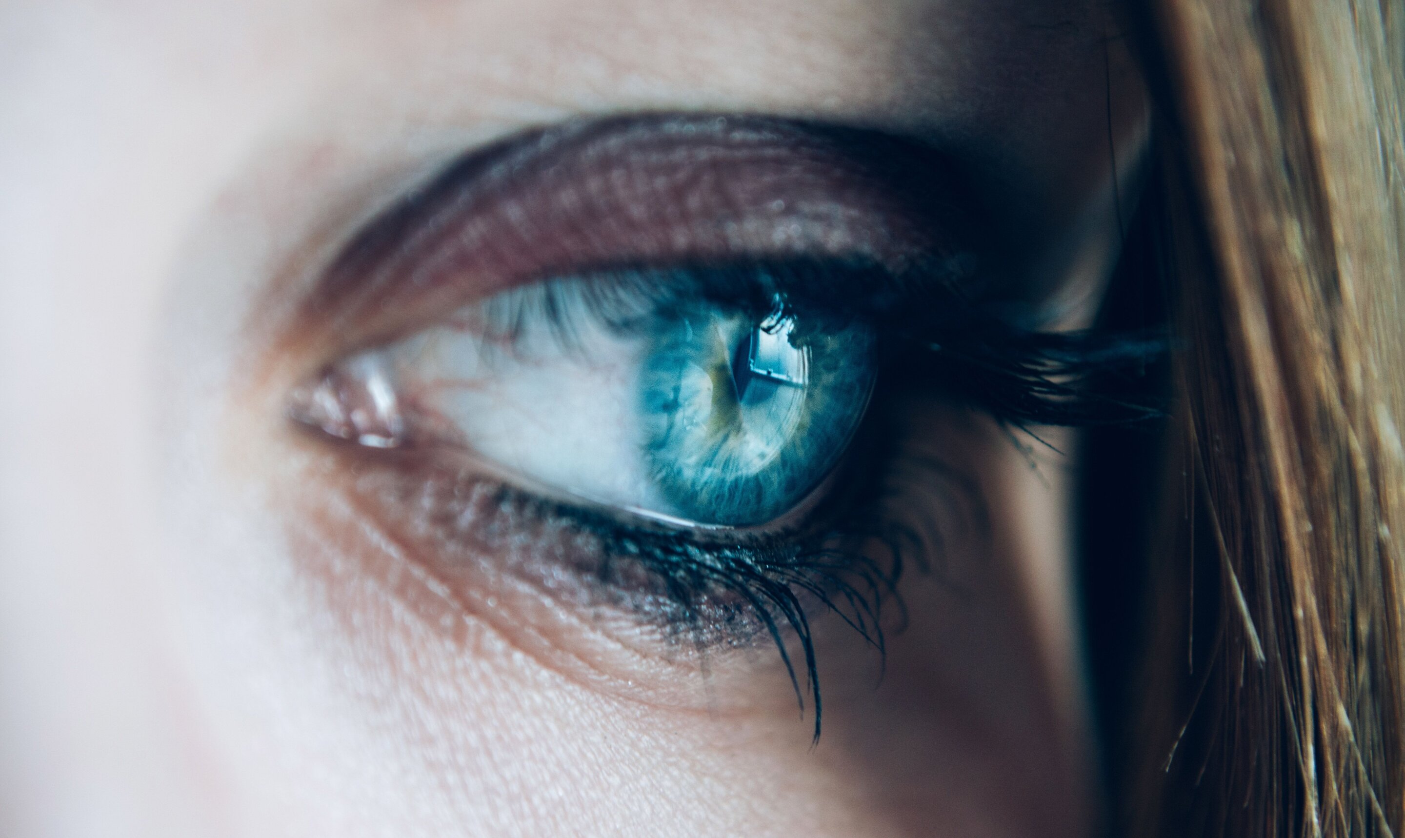Raytracing-guided LASIK enhancement improves visual function after cataract surgery