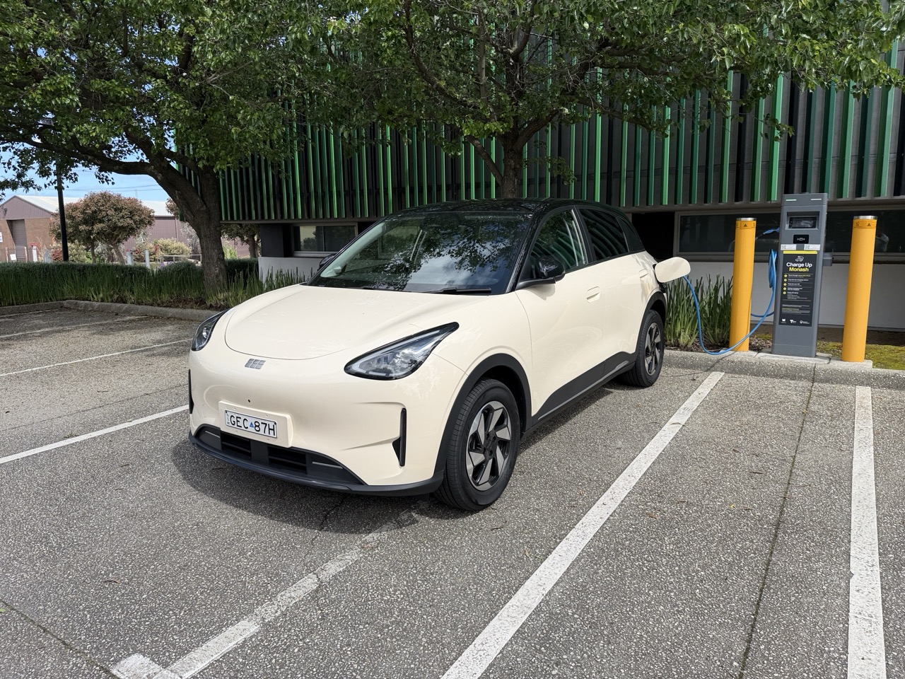 The price war in the electric hatch market: We compare the MG4 Urban with the Geely EX2