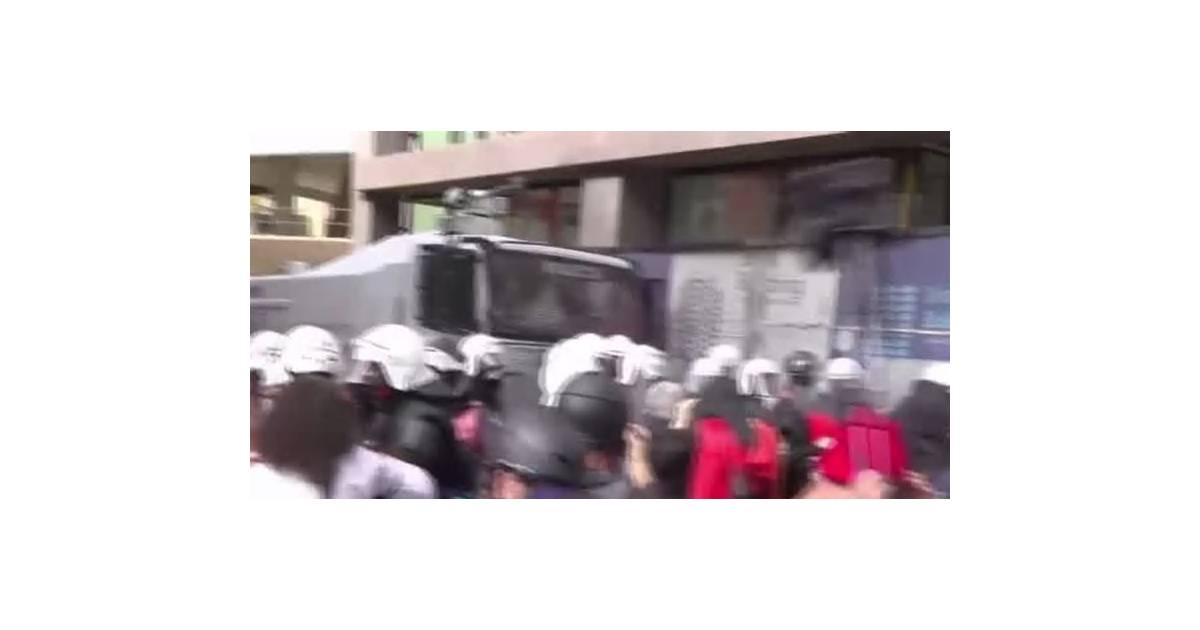Albanians protest against corruption, police deploy tear gas