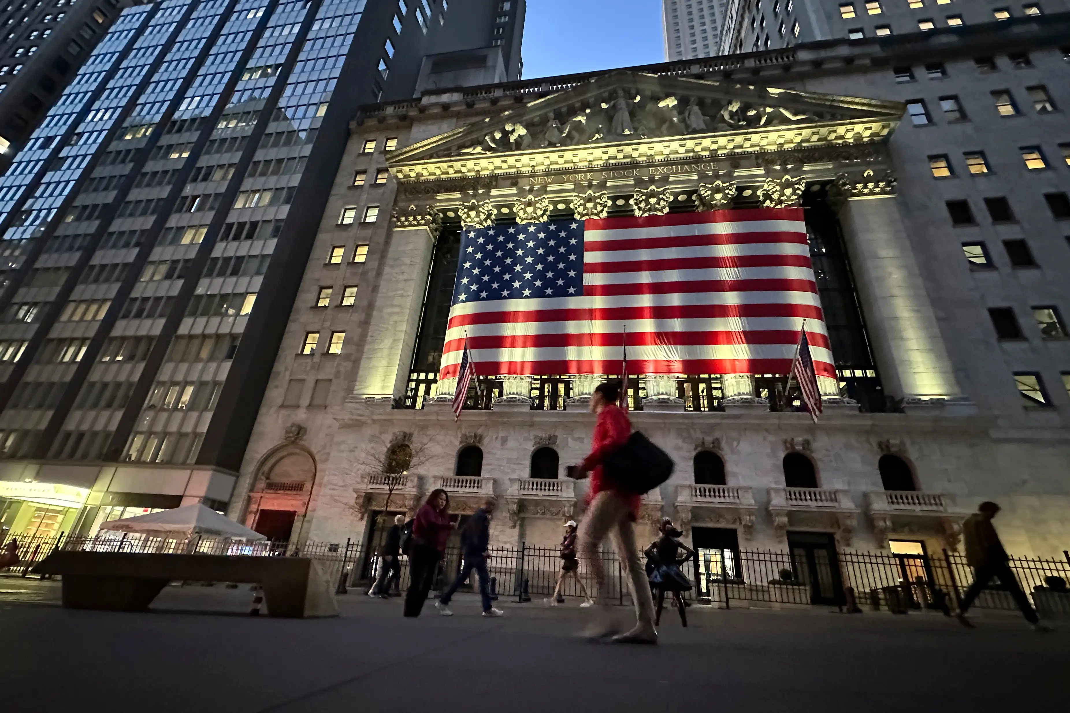 AI stocks keep falling, but the rest of the market is supporting Wall Street