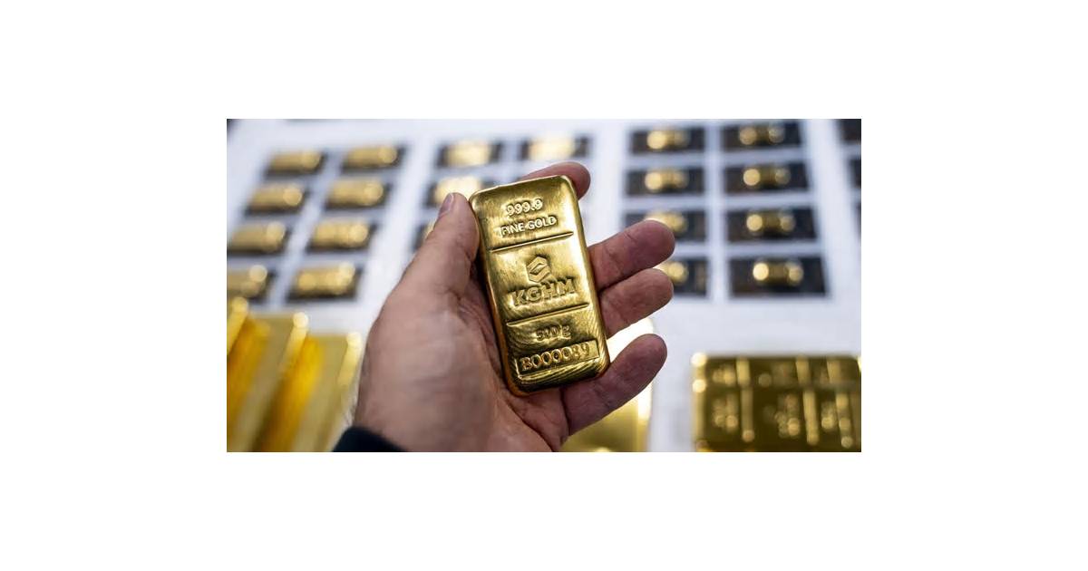Gold Holds Gains With Haven Demand and Lower Yields in Focus