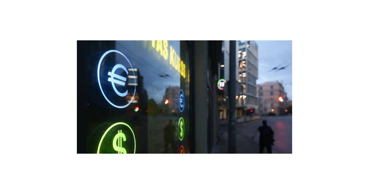 Euro Set to End Five-Week Losing Run as Warsh Remarks Hit Dollar