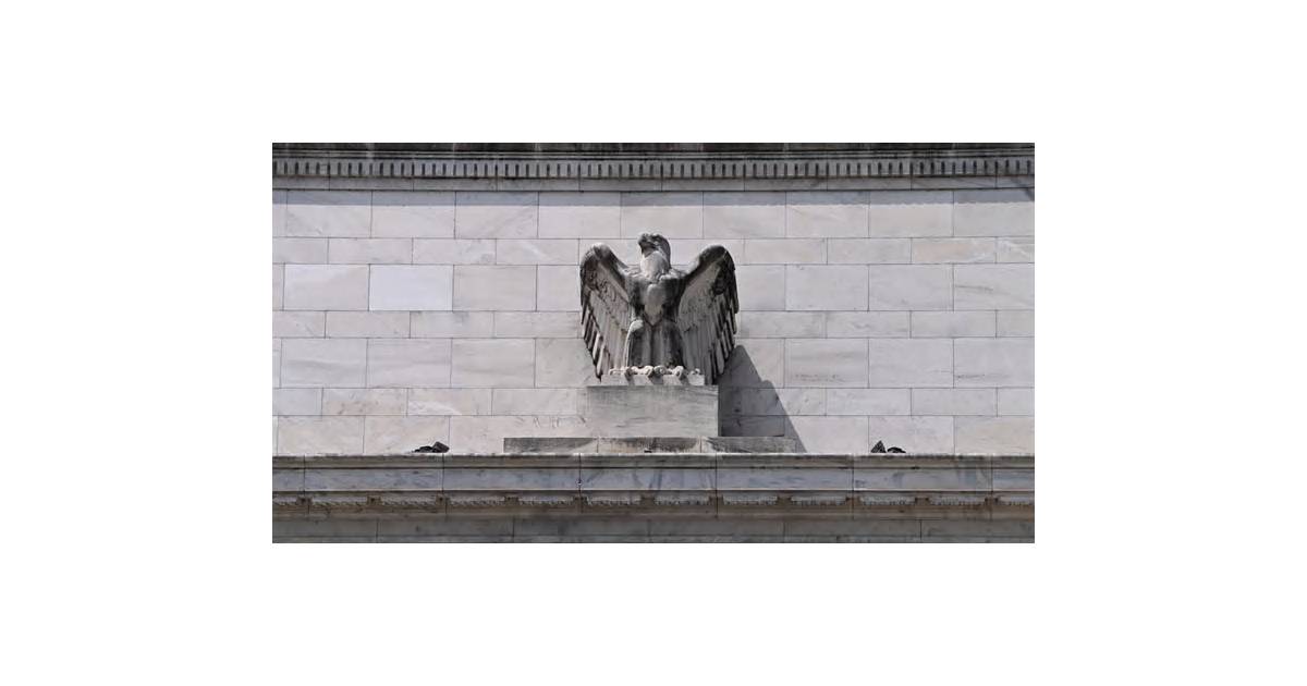 US Bonds Fall as Treasury Is Silent on Long End, Oil Climbs