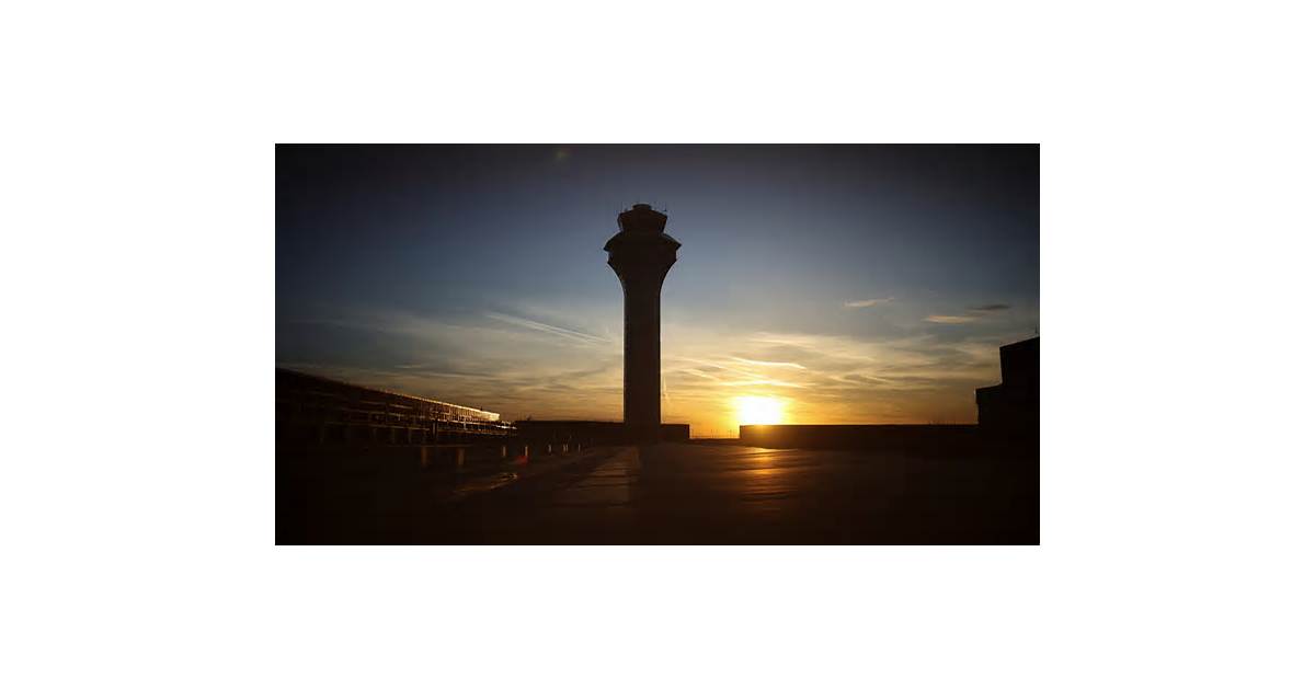 US air traffic controllers to get 2.8% pay raise under FAA deal