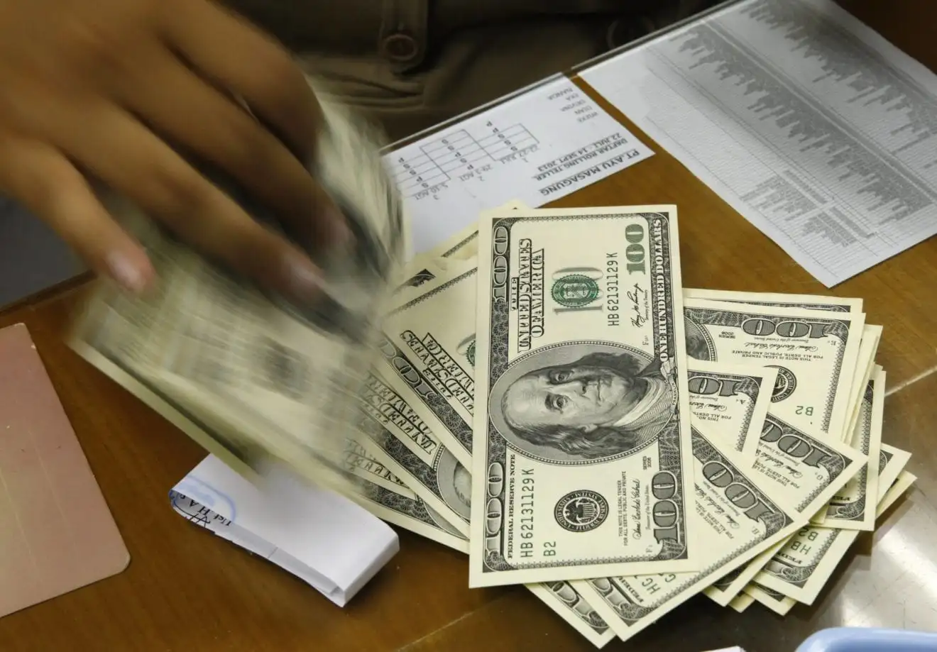 US Dollar Drops Across Asia as AI Debt Jitters Shake Currency Markets