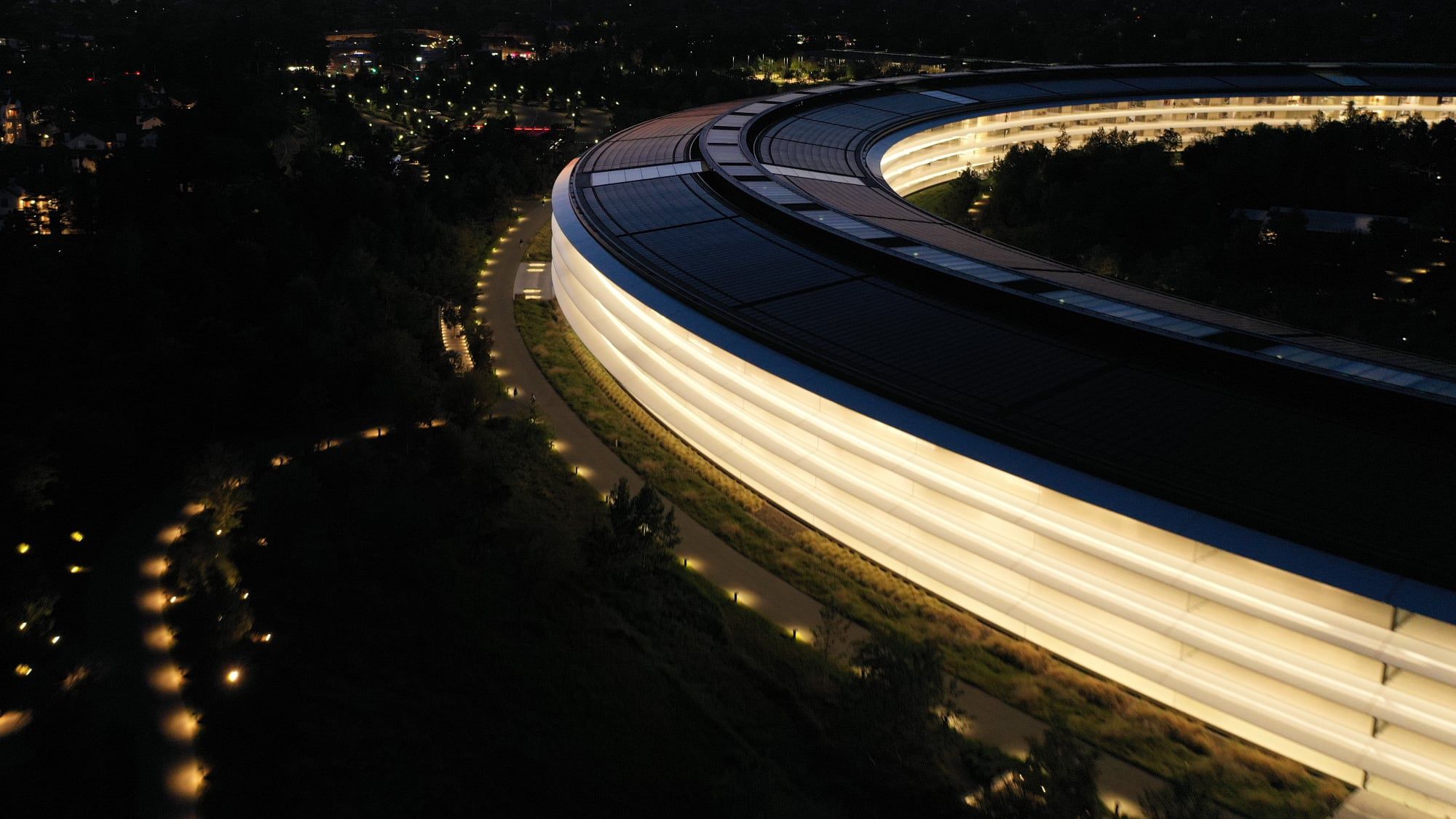 Apple Hires Former Meta Lawyer to Oversee Global Litigation