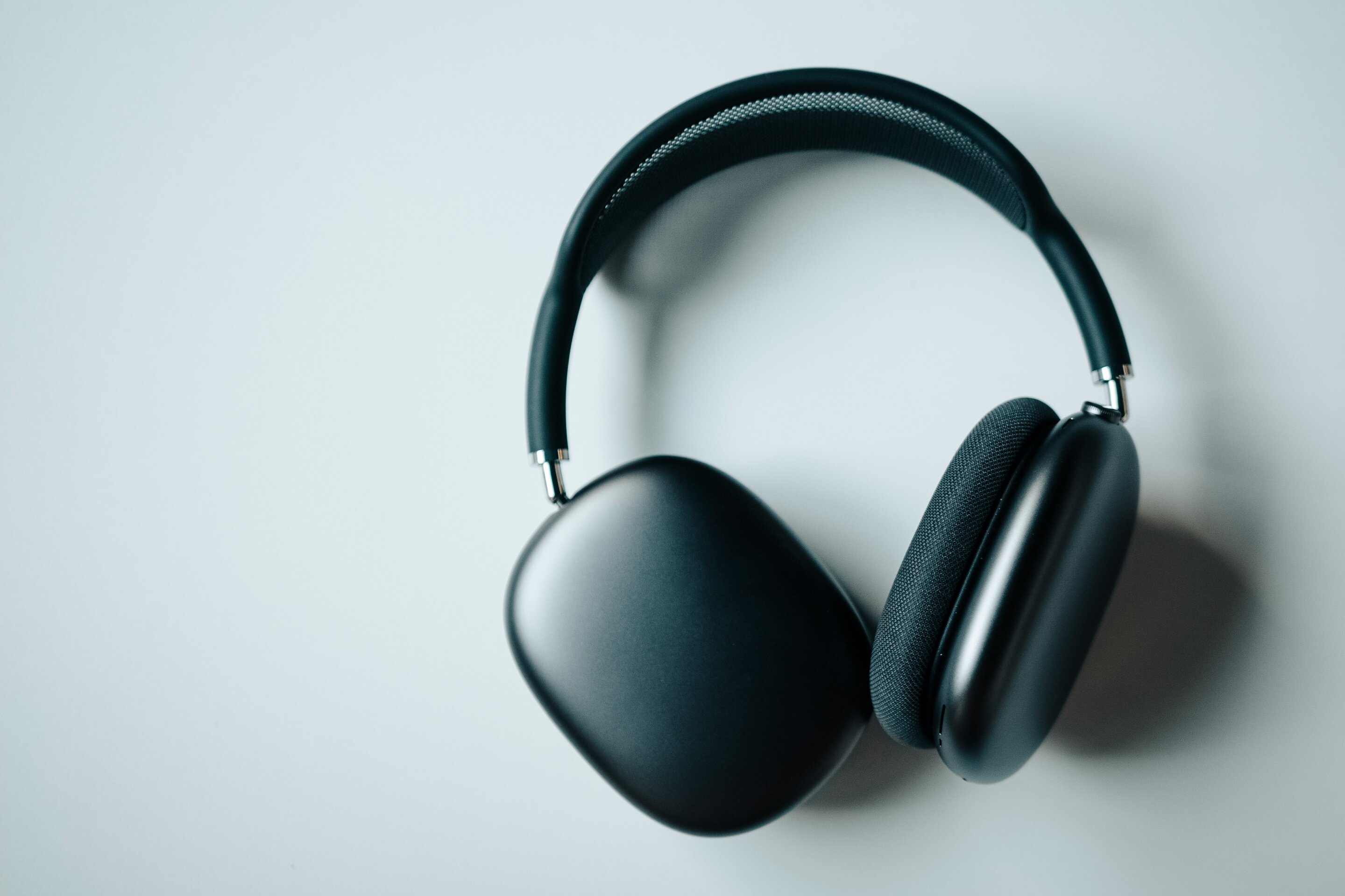 Wearing headphones during surgery may reduce nausea and vomiting afterward