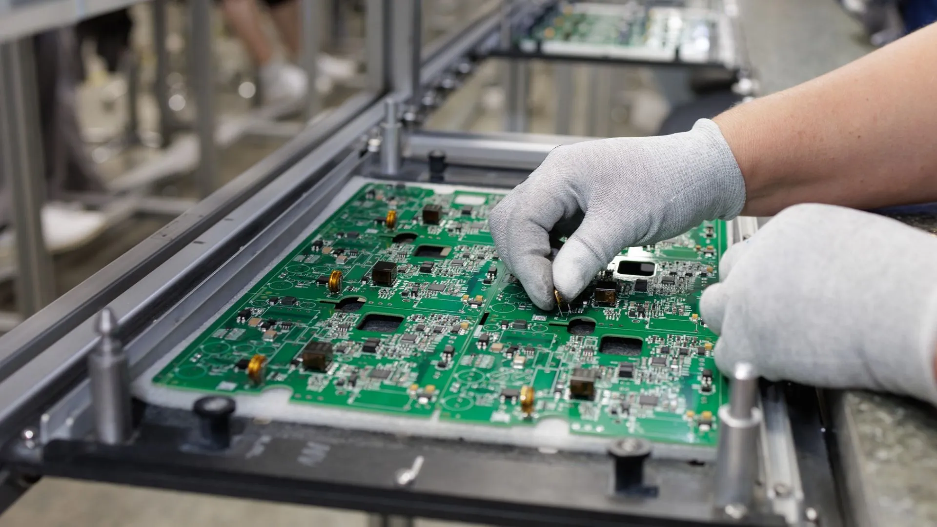 Finetuning composition of microscopic layers in electronics could boost devices’ performance