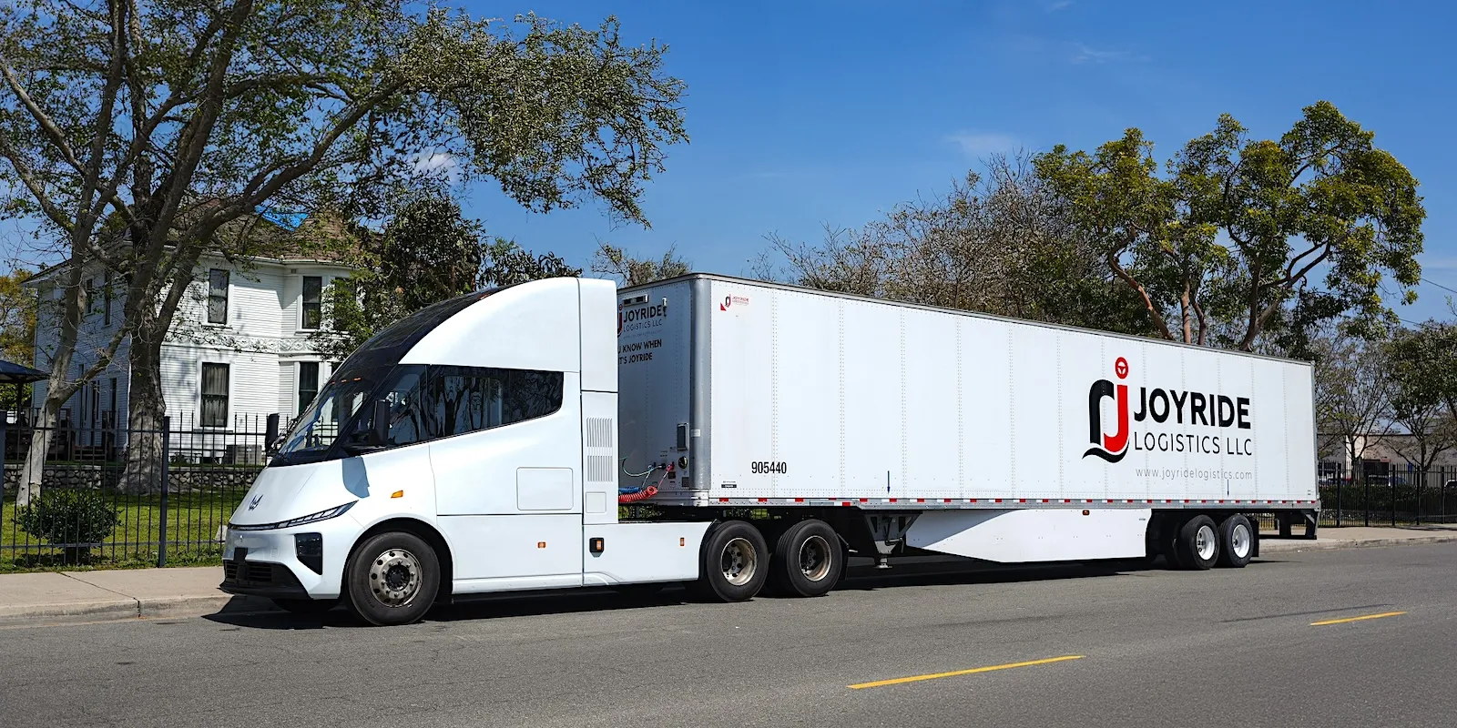 PGE gets it: electric semi trucks provide HEAVY DUTY backup for the grid [video]