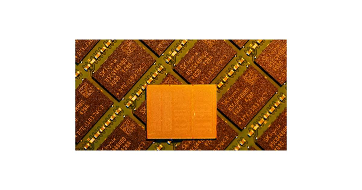 Samsung, SK Hynix Slide Causes $137 Billion Hit to Korea Pension