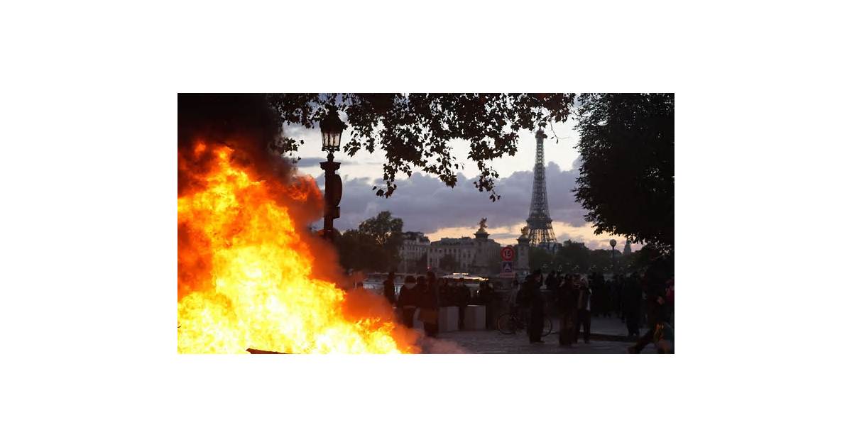 France’s Bonds Drop as Rioting Heaps Pressure on Government
